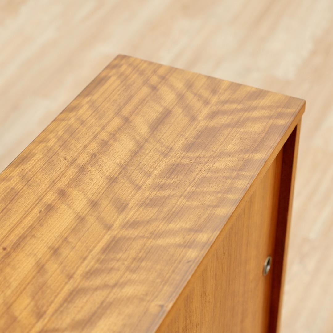 Breiter Vitrinenschrank für Porzellan aus der Mitte des Jahrhunderts im Angebot 4