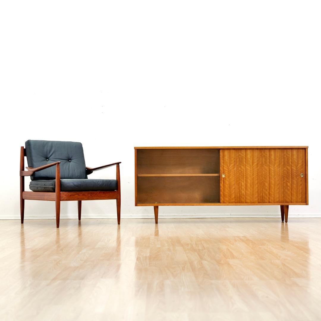 Breiter Vitrinenschrank für Porzellan aus der Mitte des Jahrhunderts im Zustand „Gut“ im Angebot in Los Angeles, CA