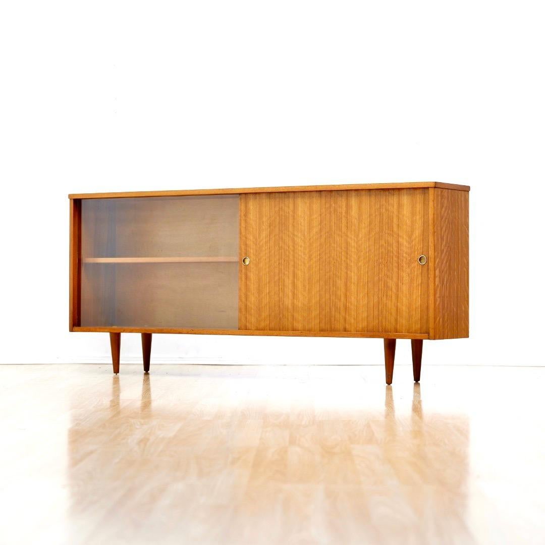 Breiter Vitrinenschrank für Porzellan aus der Mitte des Jahrhunderts (Mitte des 20. Jahrhunderts) im Angebot