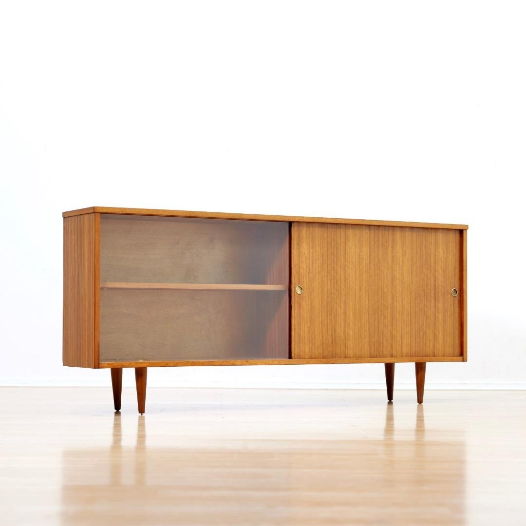 Breiter Vitrinenschrank für Porzellan aus der Mitte des Jahrhunderts (Glas) im Angebot