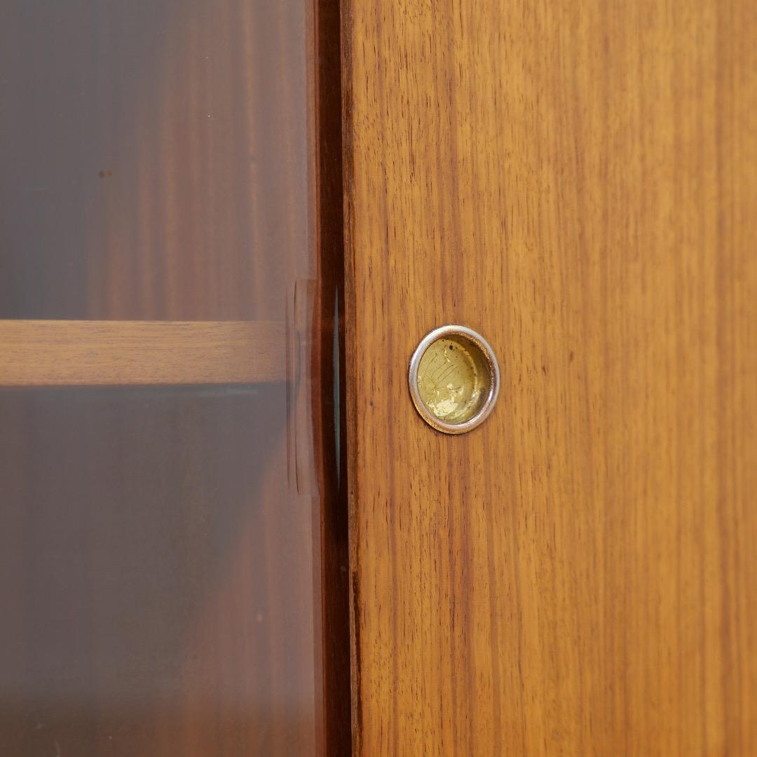 Breiter Vitrinenschrank für Porzellan aus der Mitte des Jahrhunderts im Angebot 1