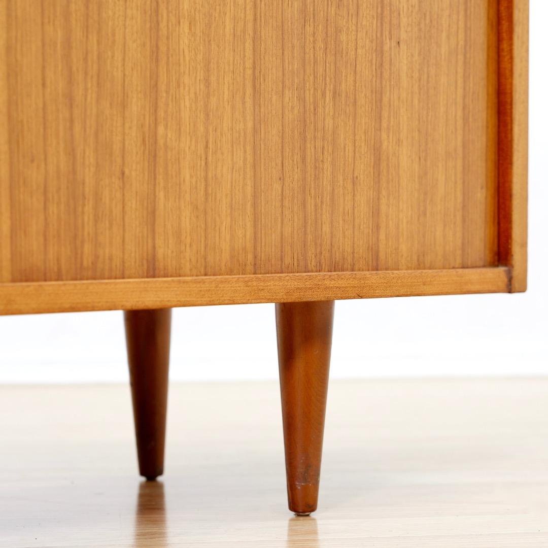 Breiter Vitrinenschrank für Porzellan aus der Mitte des Jahrhunderts im Angebot 2