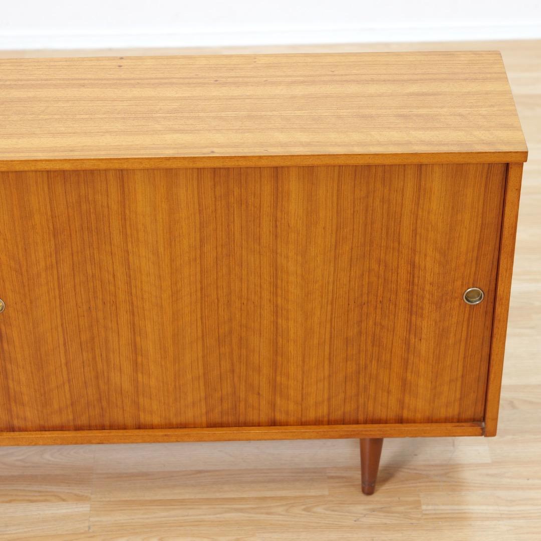 Breiter Vitrinenschrank für Porzellan aus der Mitte des Jahrhunderts im Angebot 3