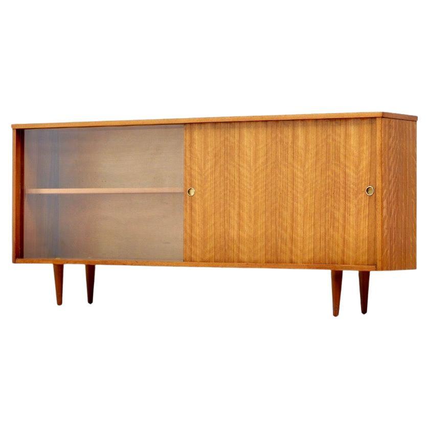 Breiter Vitrinenschrank für Porzellan aus der Mitte des Jahrhunderts