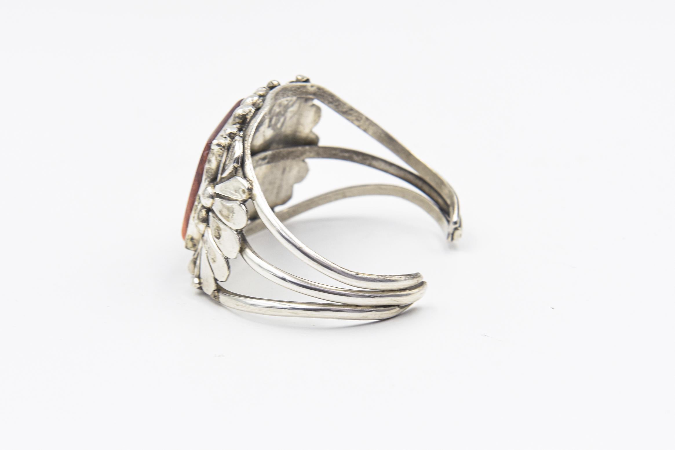 Bracciale largo in argento Navajo Native American Spiny Oyster di Gilbert Adakai In condizioni buone in vendita a Miami Beach, FL