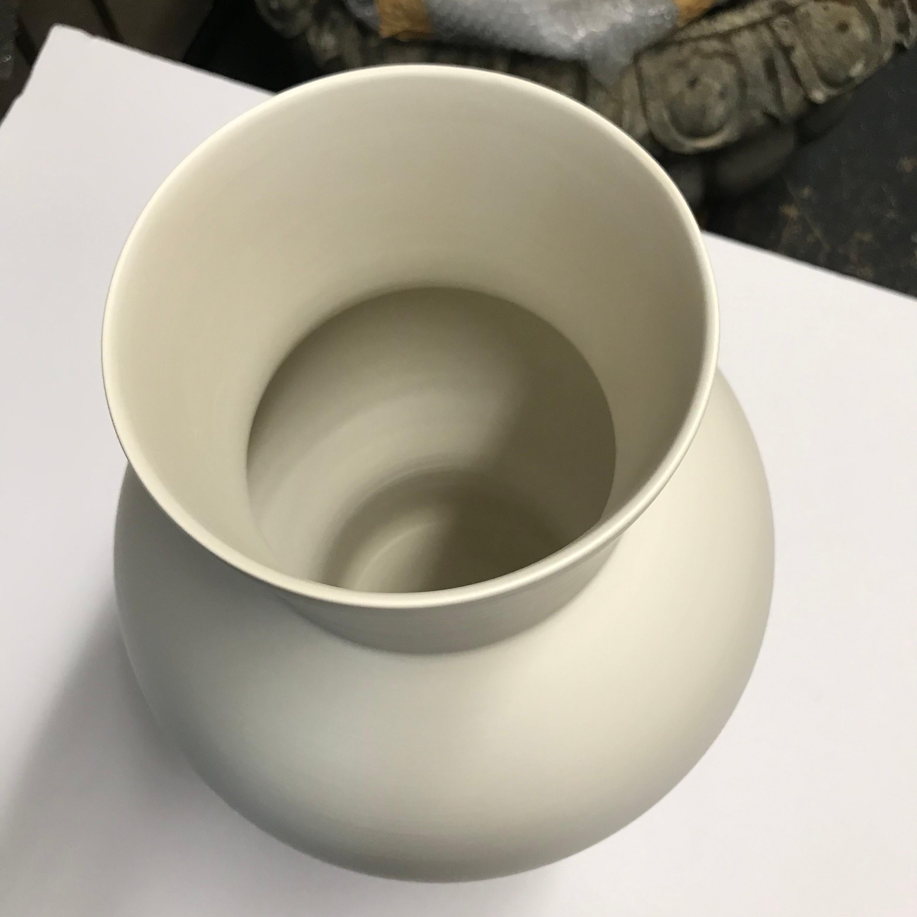 Contemporary Italian large handmade white vase
Bulbous centre with a wide neck
handmade
Matte finish / fine ceramic
The same shape is available in linen medium, S5054, see image #4.