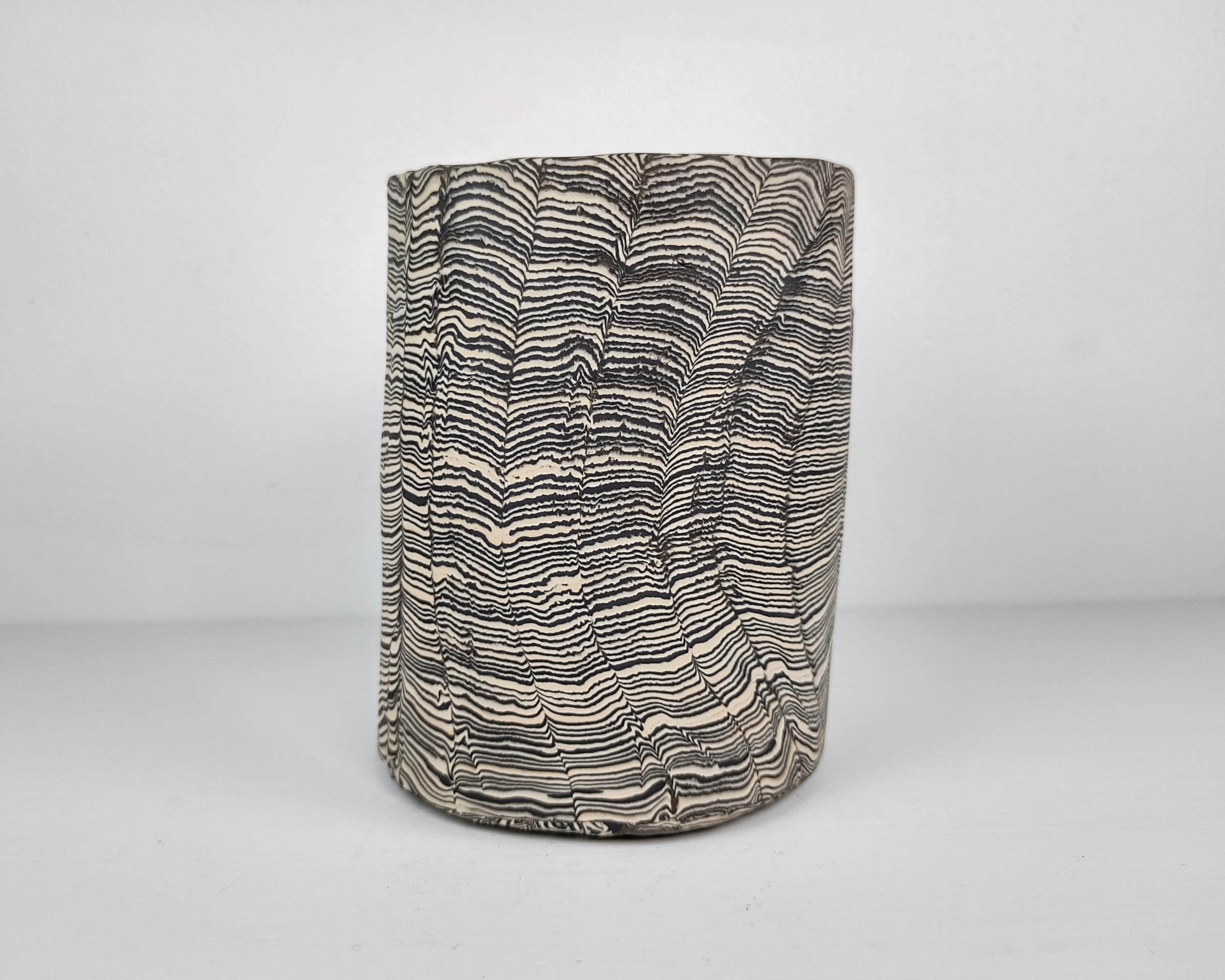 Handgefertigte Nerikomi-Vase mit zwei Arten von Ton. Hergestellt und gebrannt in Los Angeles von Fizzy Ceramics im Jahr 2020. Außen unglasiert und innen mattschwarz. Die bis zum Oxidationsgrad 5 gebrannten Stücke sind wasserdicht und können als Vase