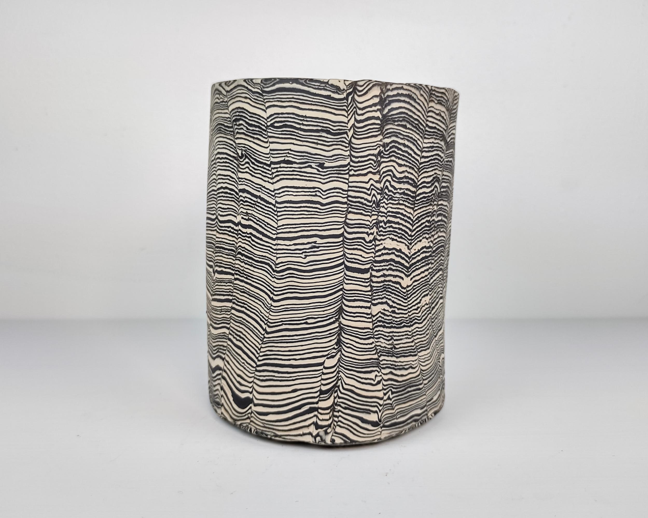 Breite schwarz-weiß gestreifte Nerikomi-Vase von Fizzy Ceramics (Organische Moderne) im Angebot