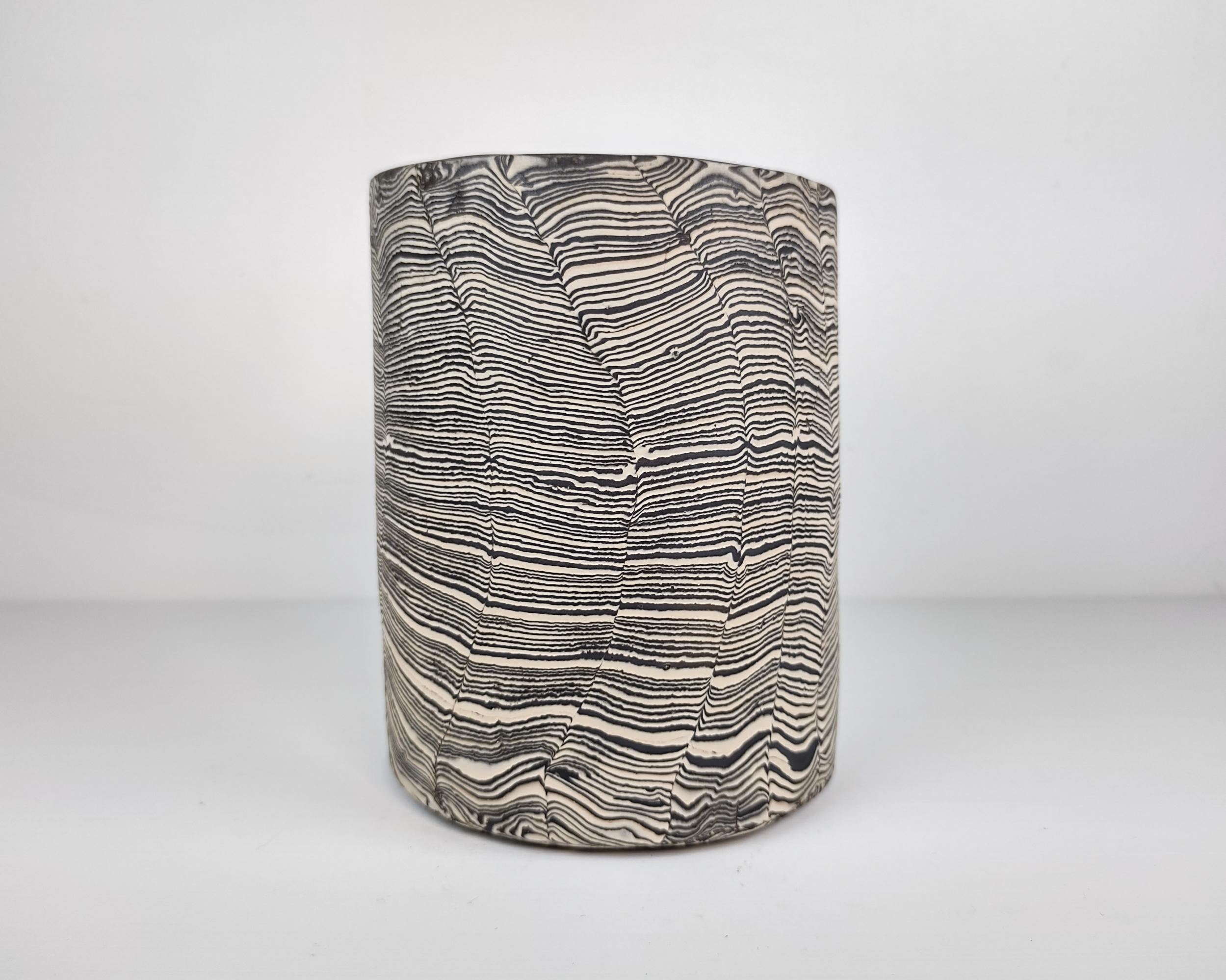 Breite schwarz-weiß gestreifte Nerikomi-Vase von Fizzy Ceramics (amerikanisch) im Angebot