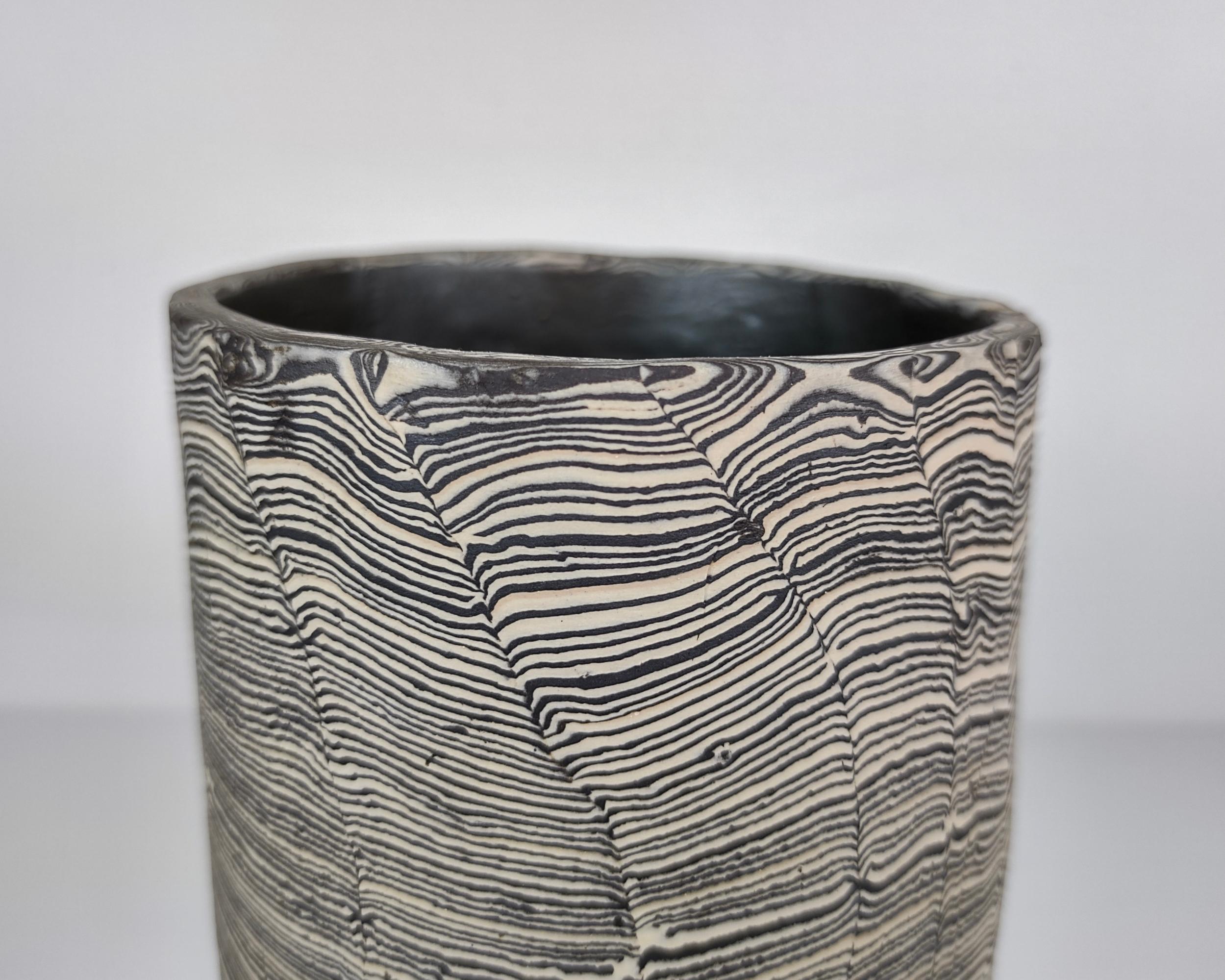 Breite schwarz-weiß gestreifte Nerikomi-Vase von Fizzy Ceramics (Handgefertigt) im Angebot