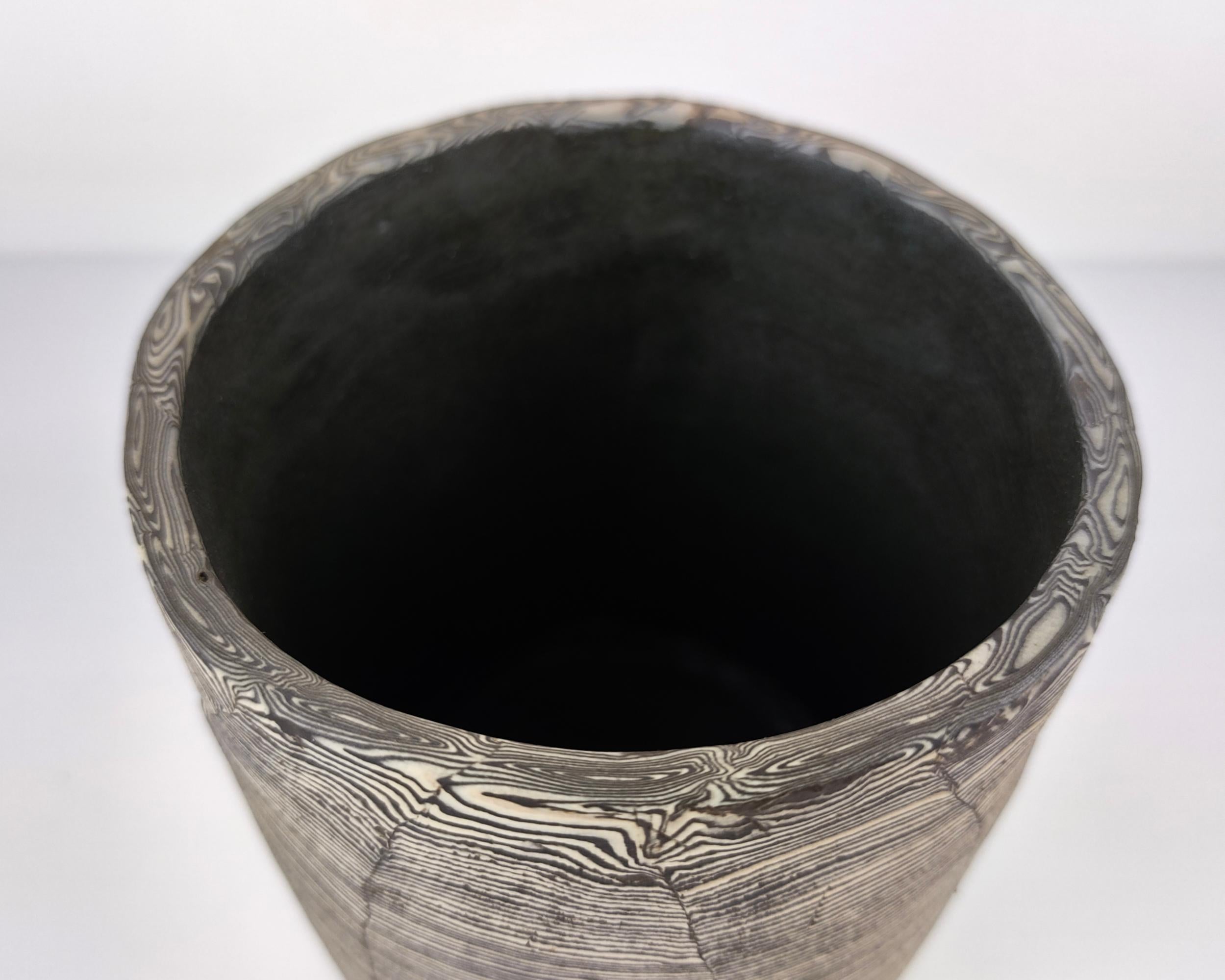 Breite schwarz-weiß gestreifte Nerikomi-Vase von Fizzy Ceramics (Keramik) im Angebot