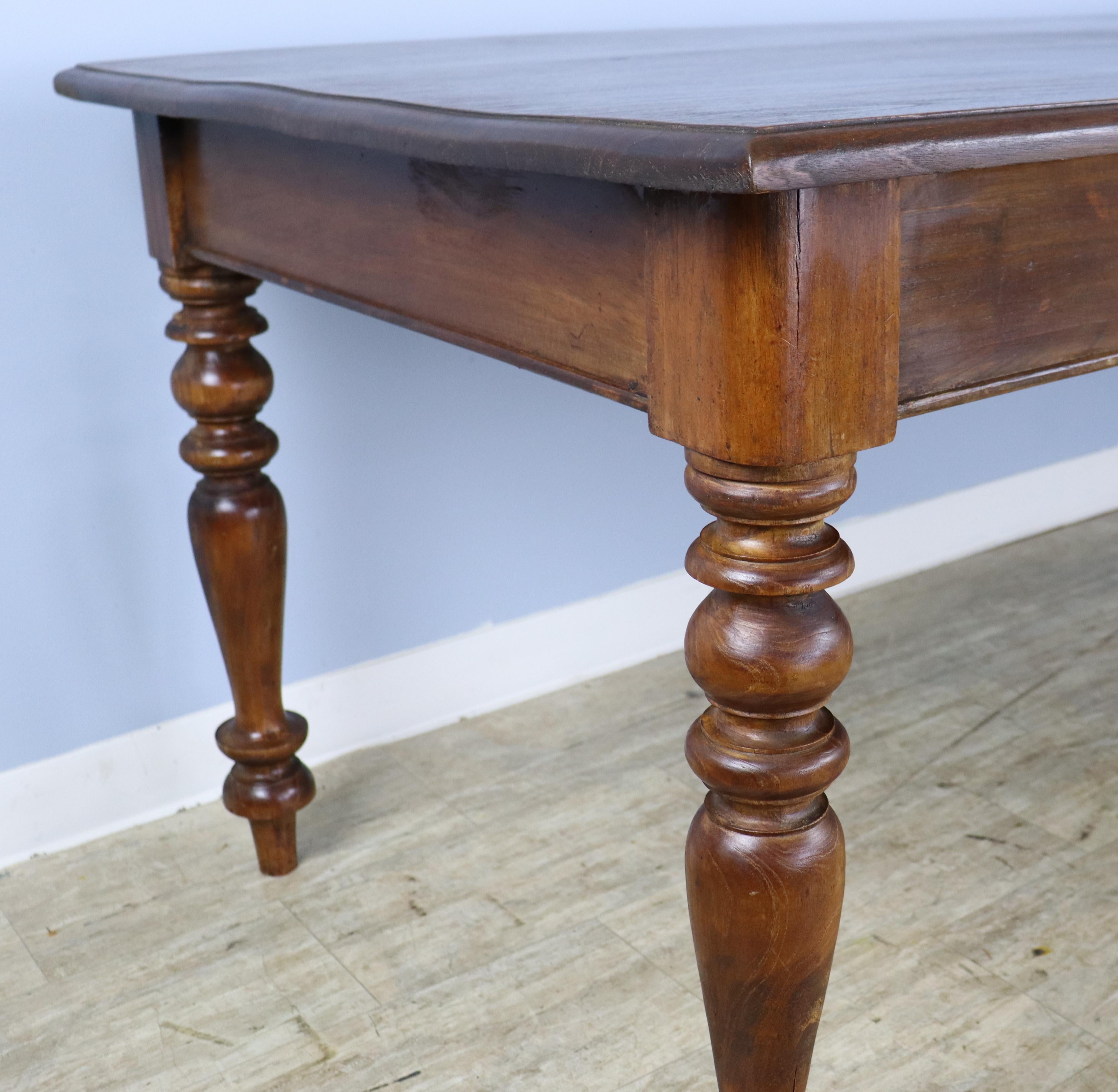 Wide Oak Country Dining Table with Turned Legs In Good Condition For Sale In Port Chester, NY