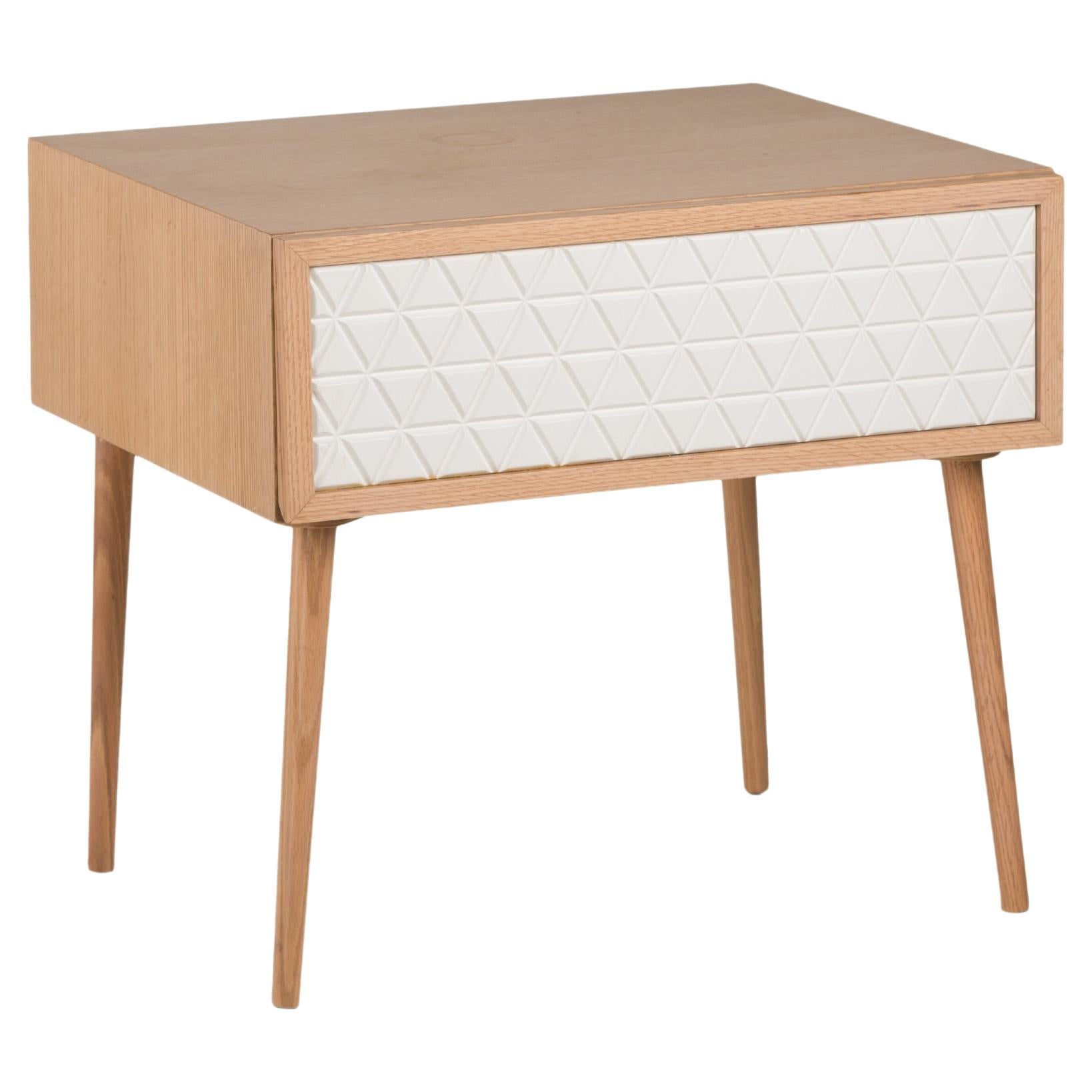 Table de nuit large en bois de chêne avec tiroir laqué blanc fait main