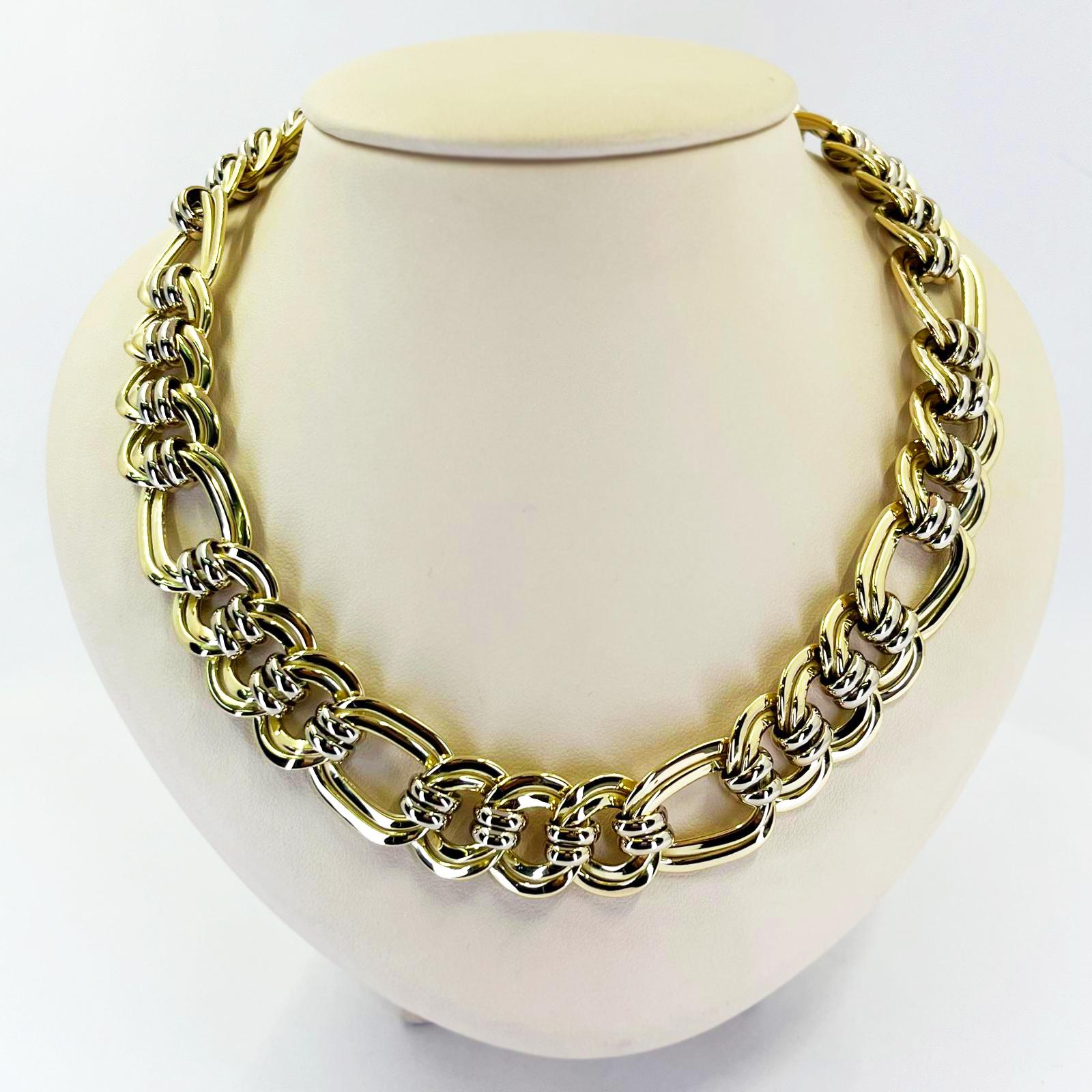 Collier à maillons en or jaune et blanc 14 carats présentant un design bicolore. Long de 17 pouces, il est doté d'un fermoir à boîte cachée et d'une sécurité en forme de 8. Le poids fini est de 71,0 grammes.