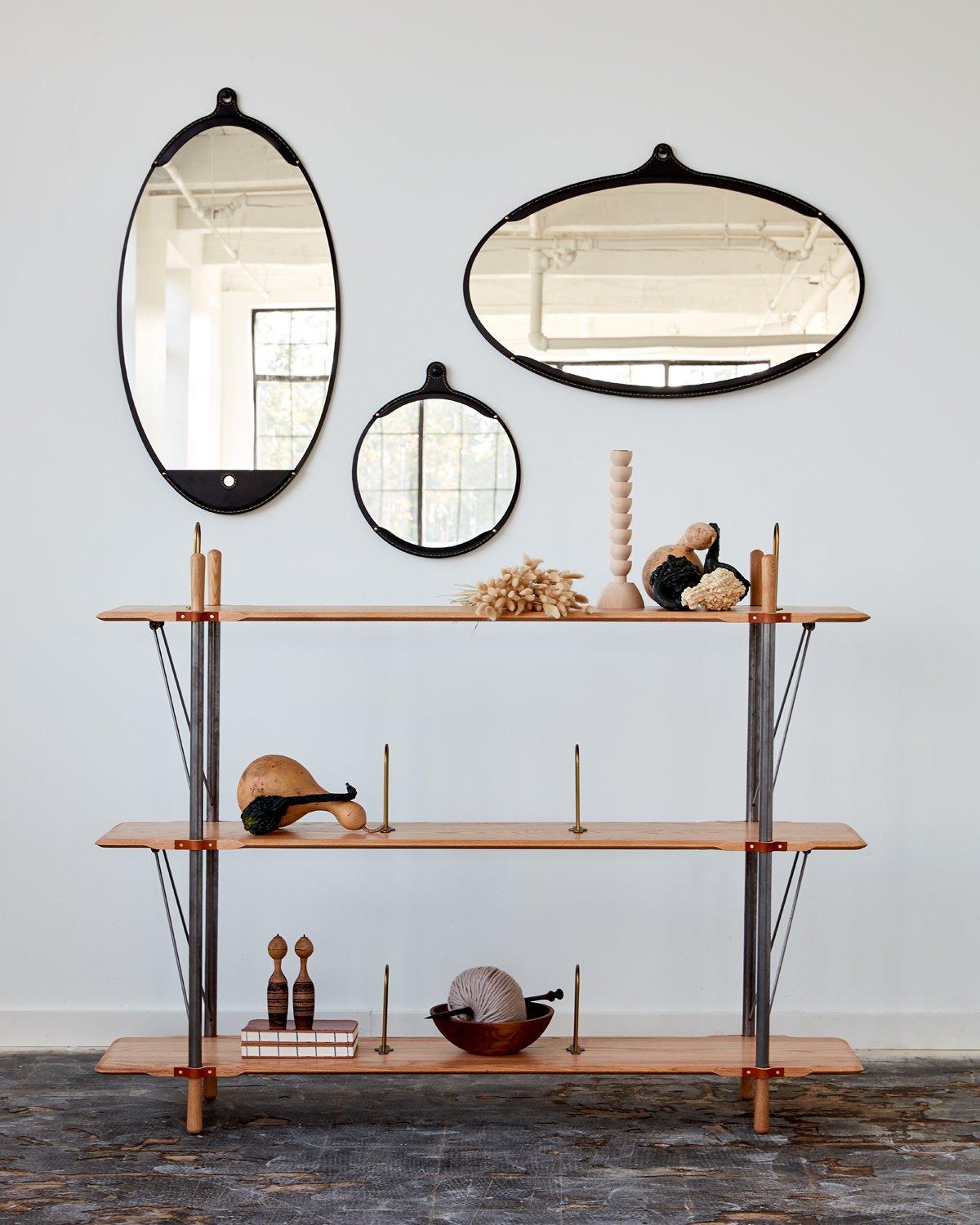 Moderne Grand miroir moderne ovale sur pied en cuir noir en vente