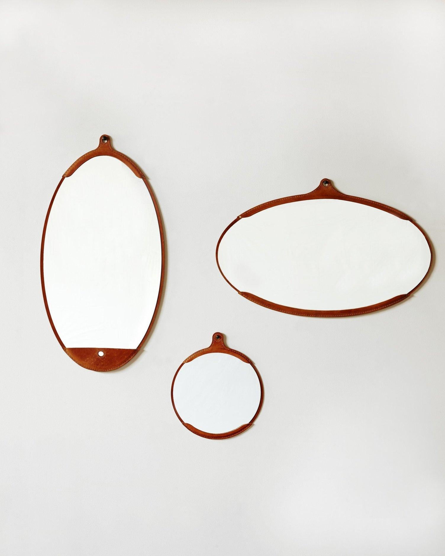 Américain Miroir mural ovale moderne en cuir brun clair à monture plate en vente