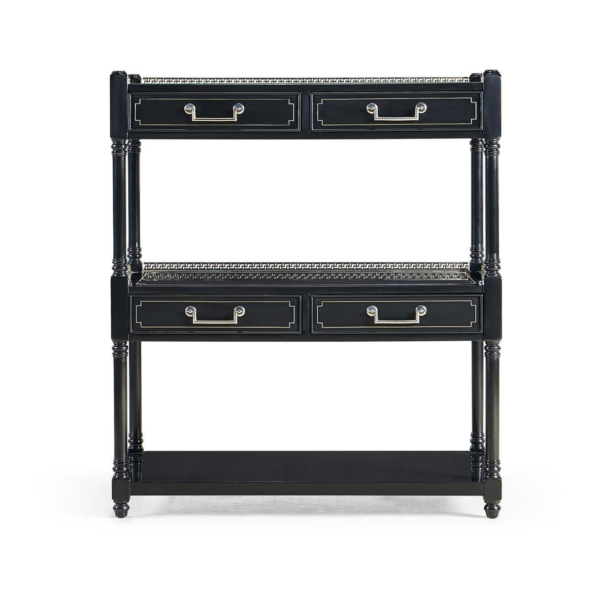 Etagere de style Regency anglais à trois niveaux, large et peint, capturant l'essence du drame du vieux monde et du luxe moderne. Laqué noir, le coffret en bois dur massif comporte deux étagères à double tiroir avec des accents en laiton blanc et