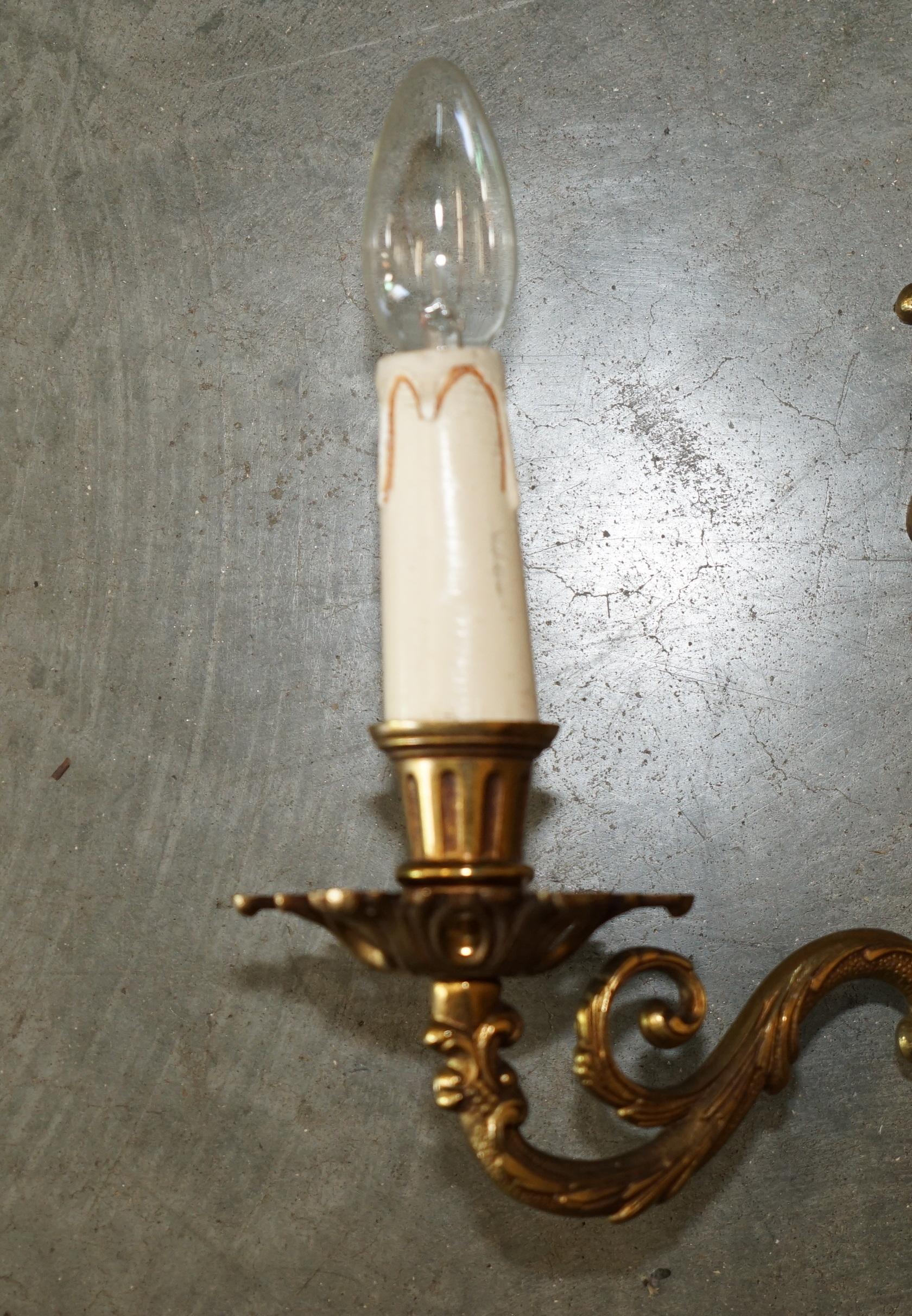 WIDE PAIR OF STUNNING ANTIQUE FRENCH 1920's BRONZED CANDLE SCONCE WALL LIGHTS In Good Condition For Sale In West Sussex, Pulborough