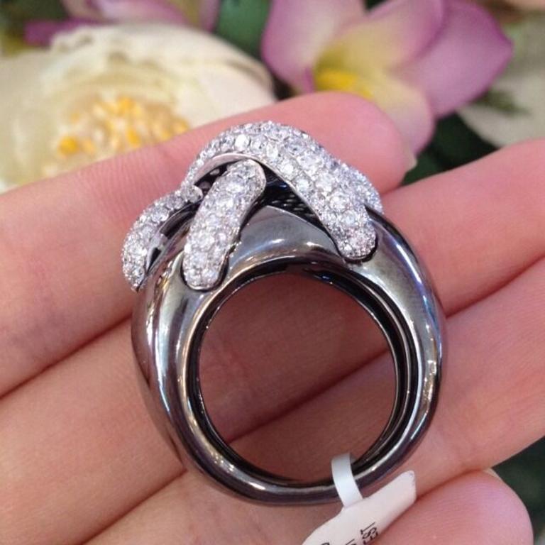 Wide Pave Diamond Crossover Band Ring 3.83 carat total weight in 18k Gold In Excellent Condition For Sale In La Jolla, CA