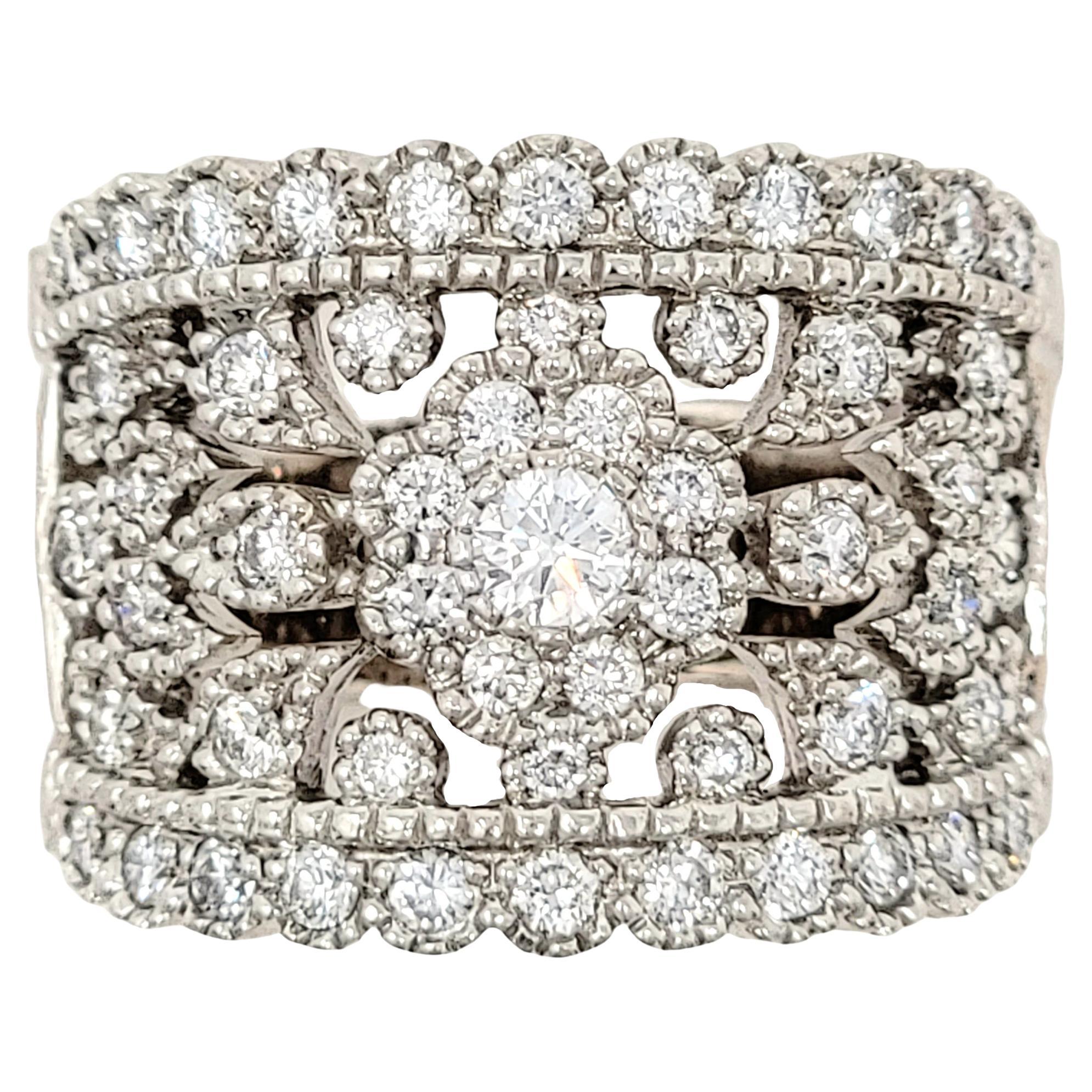 Bracelet jonc en or blanc 14 carats orné d'une large grappe de fleurs ornée de diamants pavés
