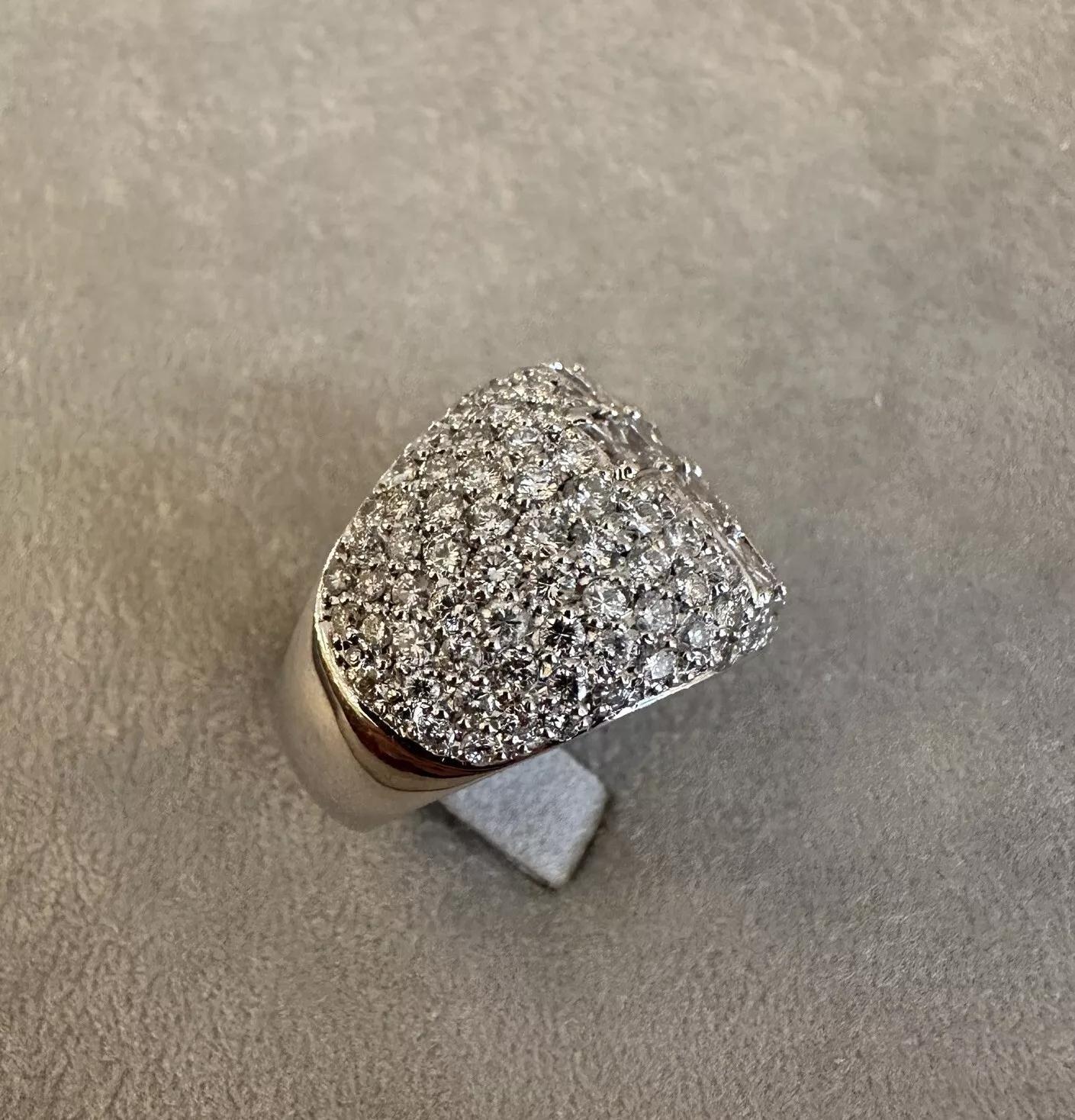 Bague à dôme croisé en diamant naturel pavé large en platine 

La bague dôme pavée présente une croix centrale composée de 6 diamants de taille princesse entourés de diamants ronds de taille brillant dans un style dôme pavé en platine.

Le poids