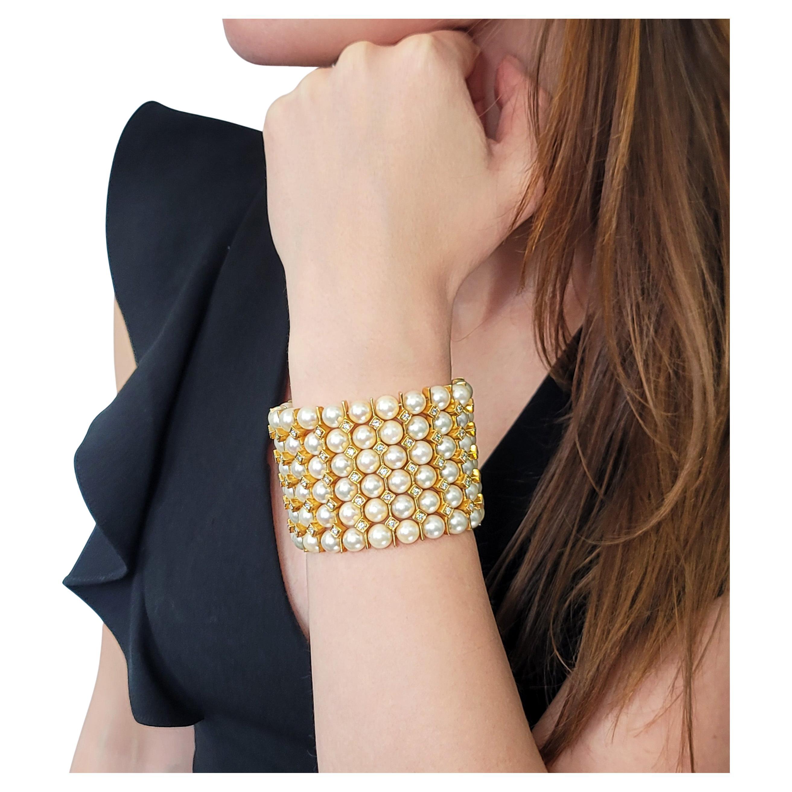Bracelet large à 6 rangs de perles et de diamants. Ce bracelet est composé de 6 rangées de pierres blanches rondes.  perles, accentuées par des
Intercalaires en or jaune 18k et diamants, équipés d'un fermoir rectangulaire en or 18k et