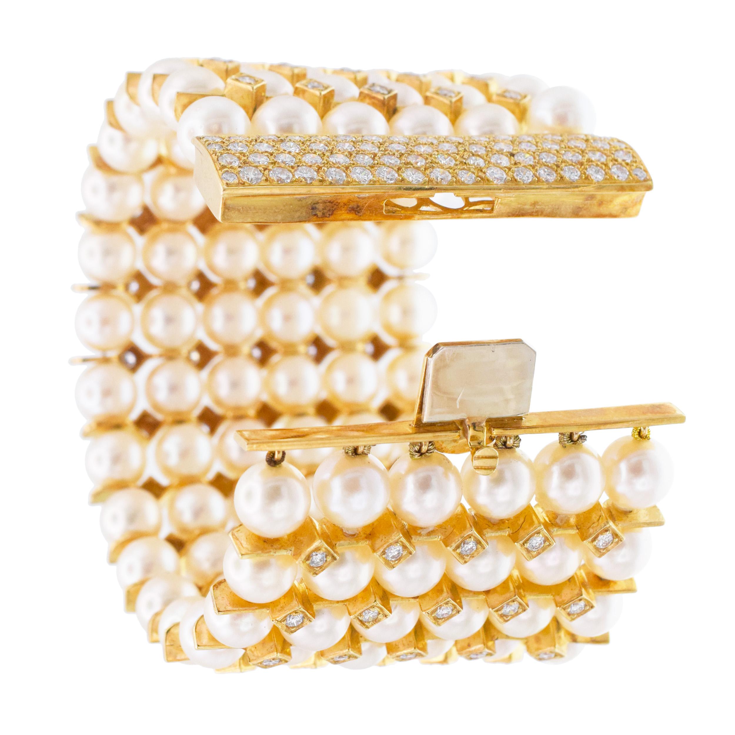 Taille ronde Bracelet large à 6 rangs de perles et de diamants. en vente
