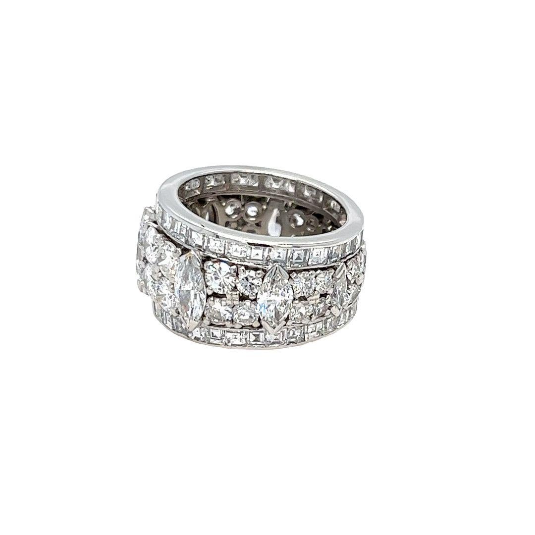 Fascia per l'eternità in platino con 8 diamanti taglio Marquise, 32 diamanti taglio Brilliante e 54 diamanti taglio Smeraldo di purezza VS e colore G per un totale di circa 7,00 carati. Misura delle dita 5,5 con design affusolato. Il peso finito è