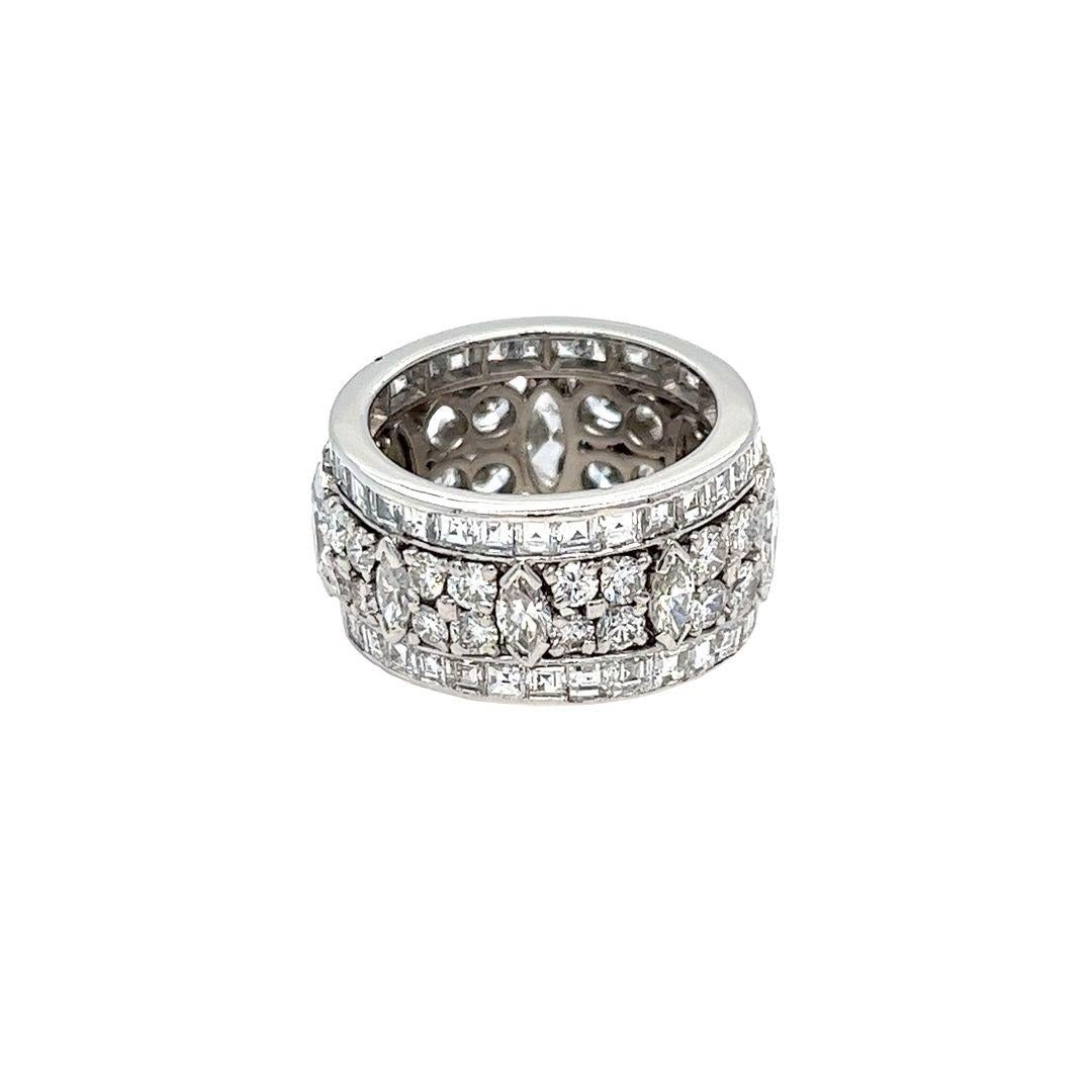 Taglio marquise Fascia larga per l'eternità in platino con diamanti tondi, marquise e quadrati di smeraldo in vendita