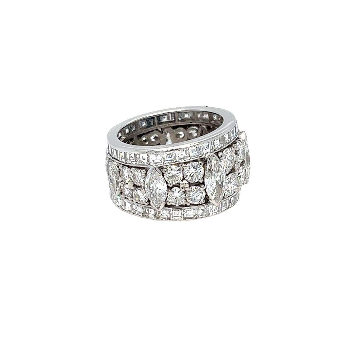 Fascia larga per l'eternità in platino con diamanti tondi, marquise e quadrati di smeraldo In condizioni buone in vendita a Coral Gables, FL