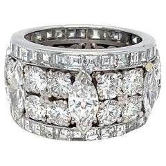 Anillo de eternidad ancho de platino con diamantes esmeralda redondos, marquesa y cuadrados