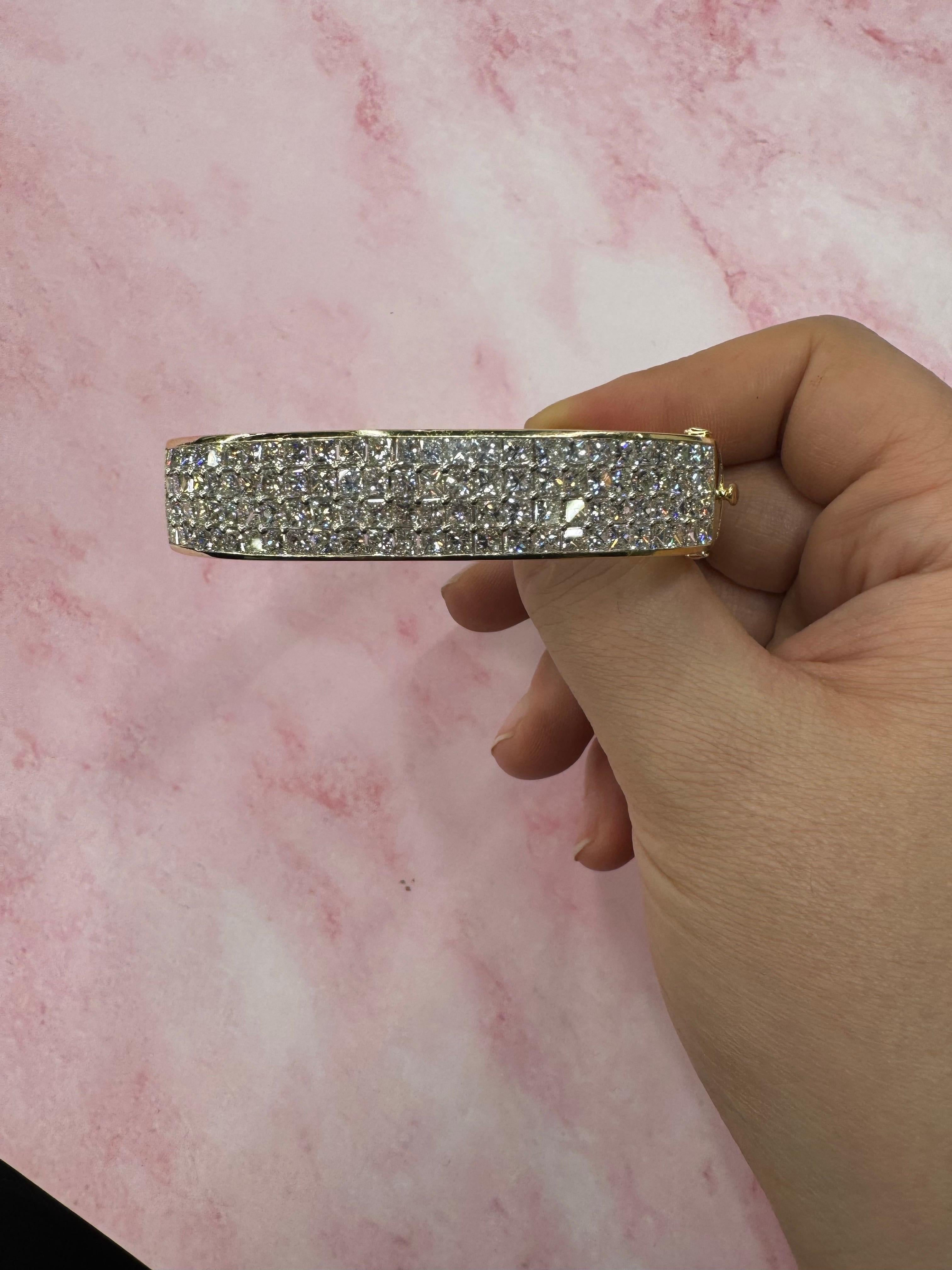 Bracelet large en or jaune 18 carats comprenant 104 diamants taille princesse pesant 12 carats de couleur H et de pureté VS2 et d'une largeur de 0,50 pouces. 67,3 grammes
Un véritable coup d'éclat !!! 

Plus de bracelets impressionnants en