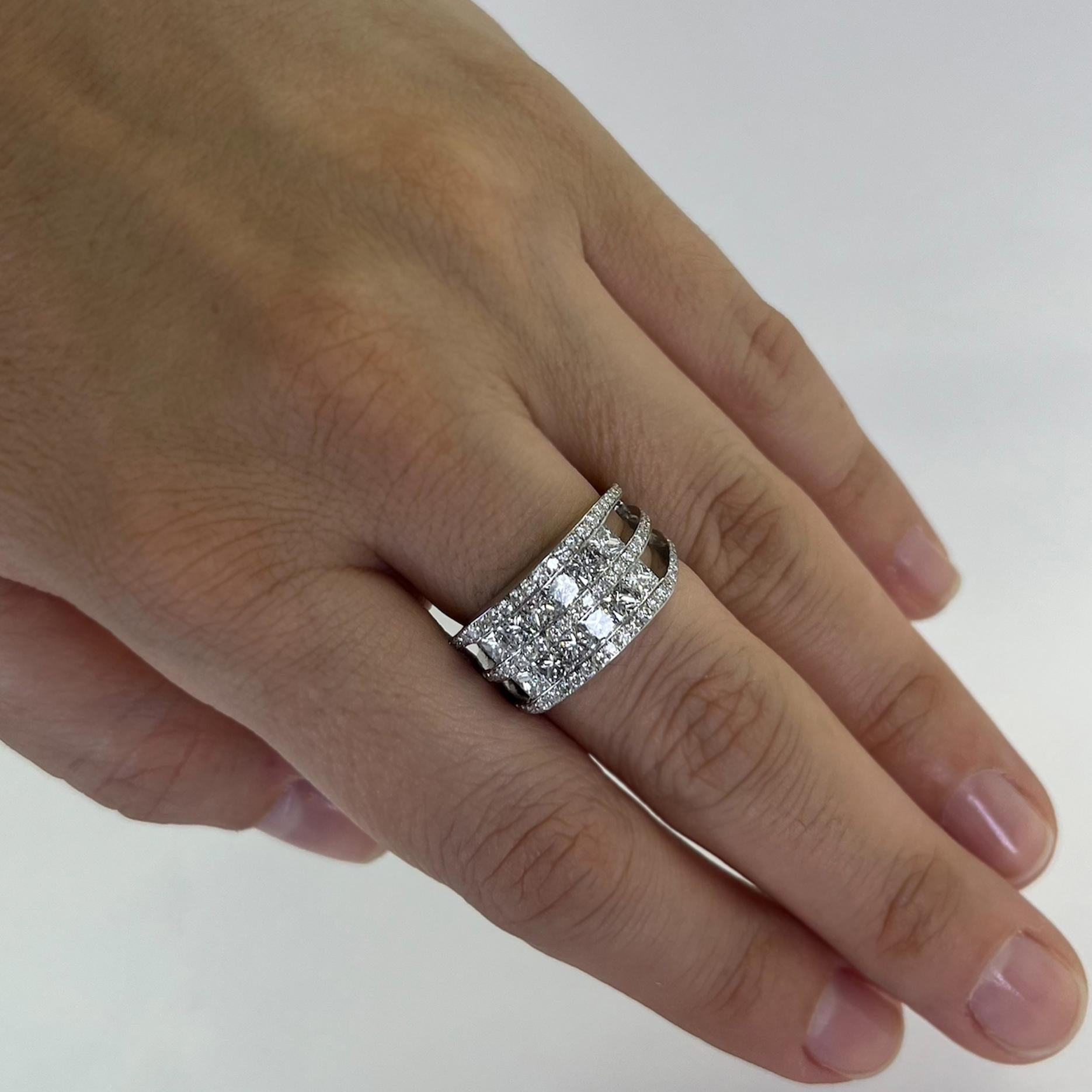Bague en or blanc 18 carats comprenant 12 diamants de taille princesse allongée totalisant 1,80 carats et 84 diamants ronds de taille brillante totalisant 0,42 carats, tous de pureté VS et de couleur G. Taille du doigt 7.25. Comprend un service de