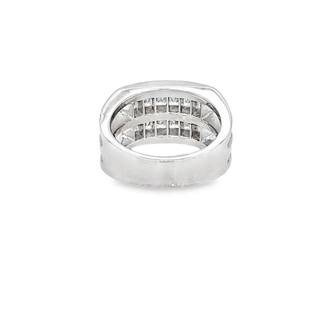Bague en or blanc 18 carats à larges diamants de taille Princesse (stack) Bon état - En vente à Coral Gables, FL
