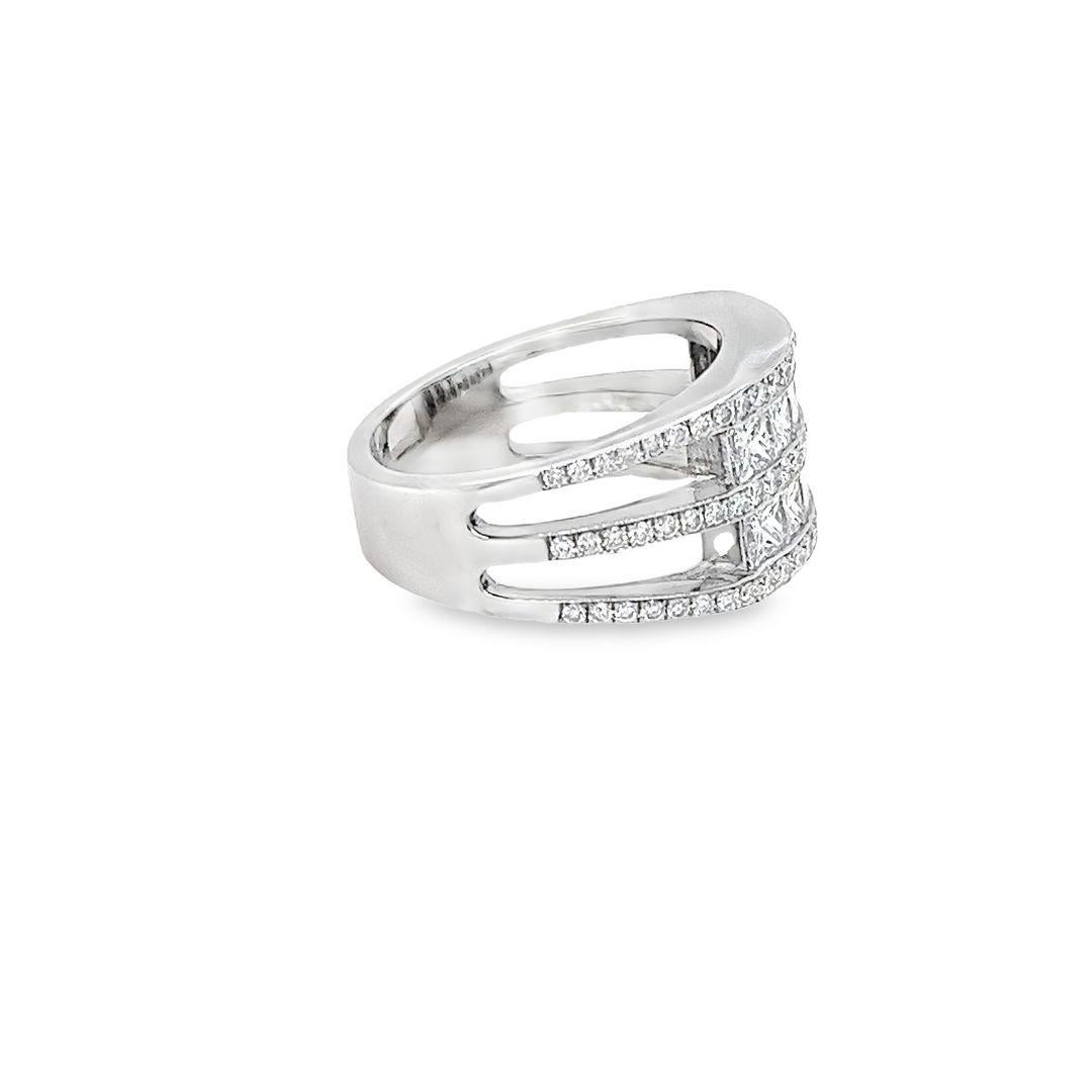 Bague en or blanc 18 carats à larges diamants de taille Princesse (stack) Unisexe en vente