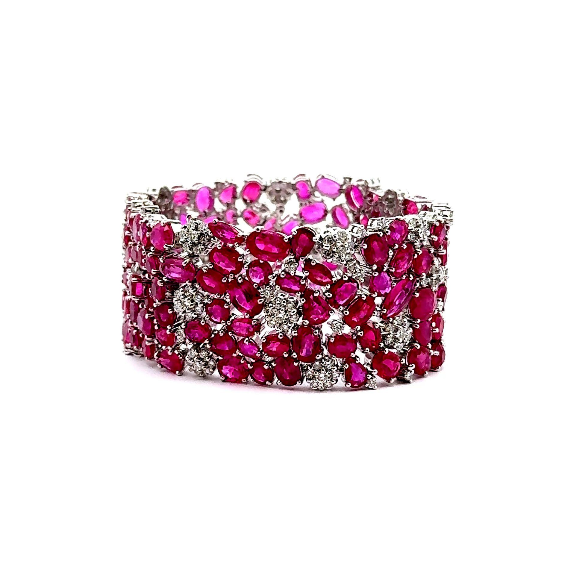 Un bracelet saisissant mettant en valeur un ensemble vibrant de rubis taillés et de diamants taillés en rond. Les rubis, d'un poids de 89,86 carats, d'un rouge profond, sont entrecoupés de diamants blancs brillants, d'un poids de 5,13 carats, créant