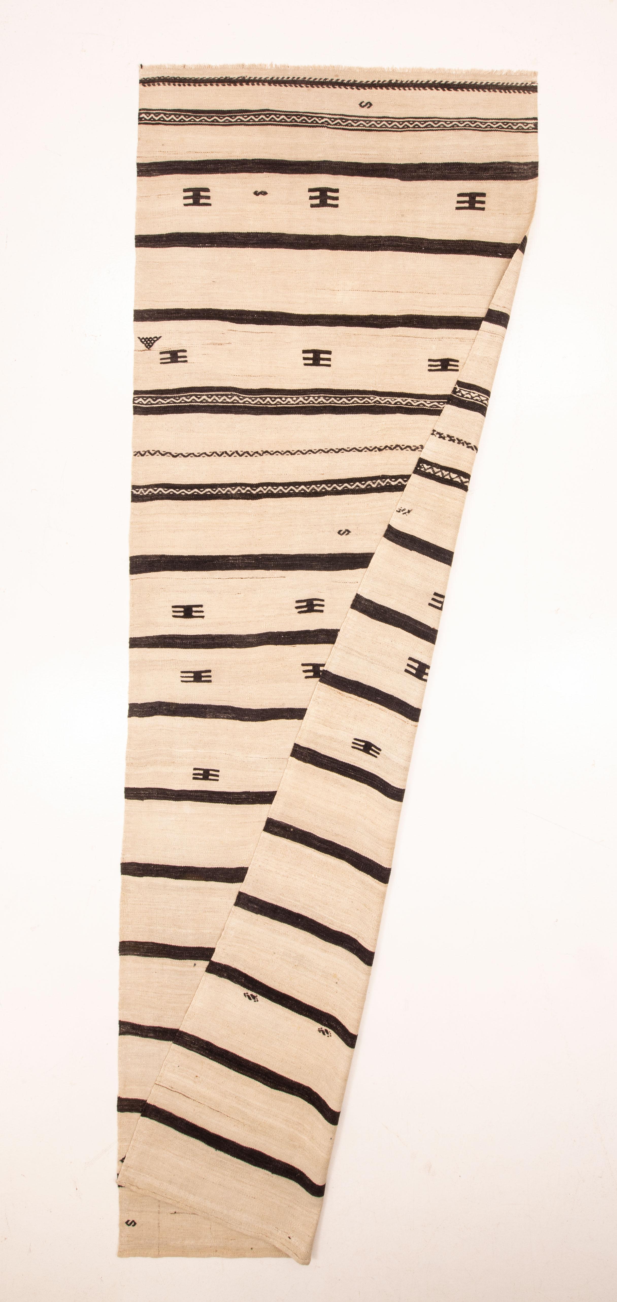 Mid-Century Modern Tapis de couloir Kilim anatolien neutre, années 1960 en vente