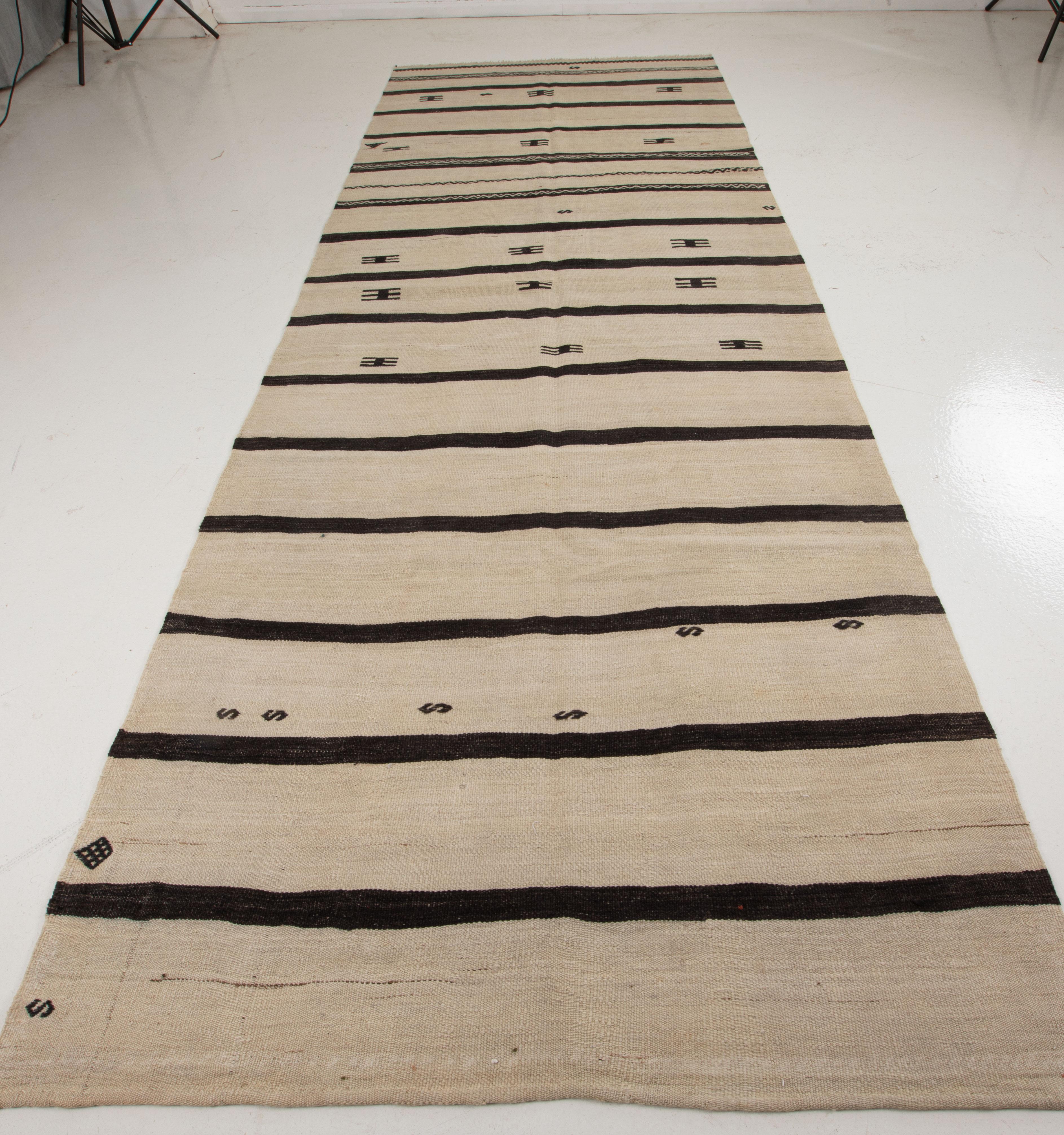 Turc Tapis de couloir Kilim anatolien neutre, années 1960 en vente