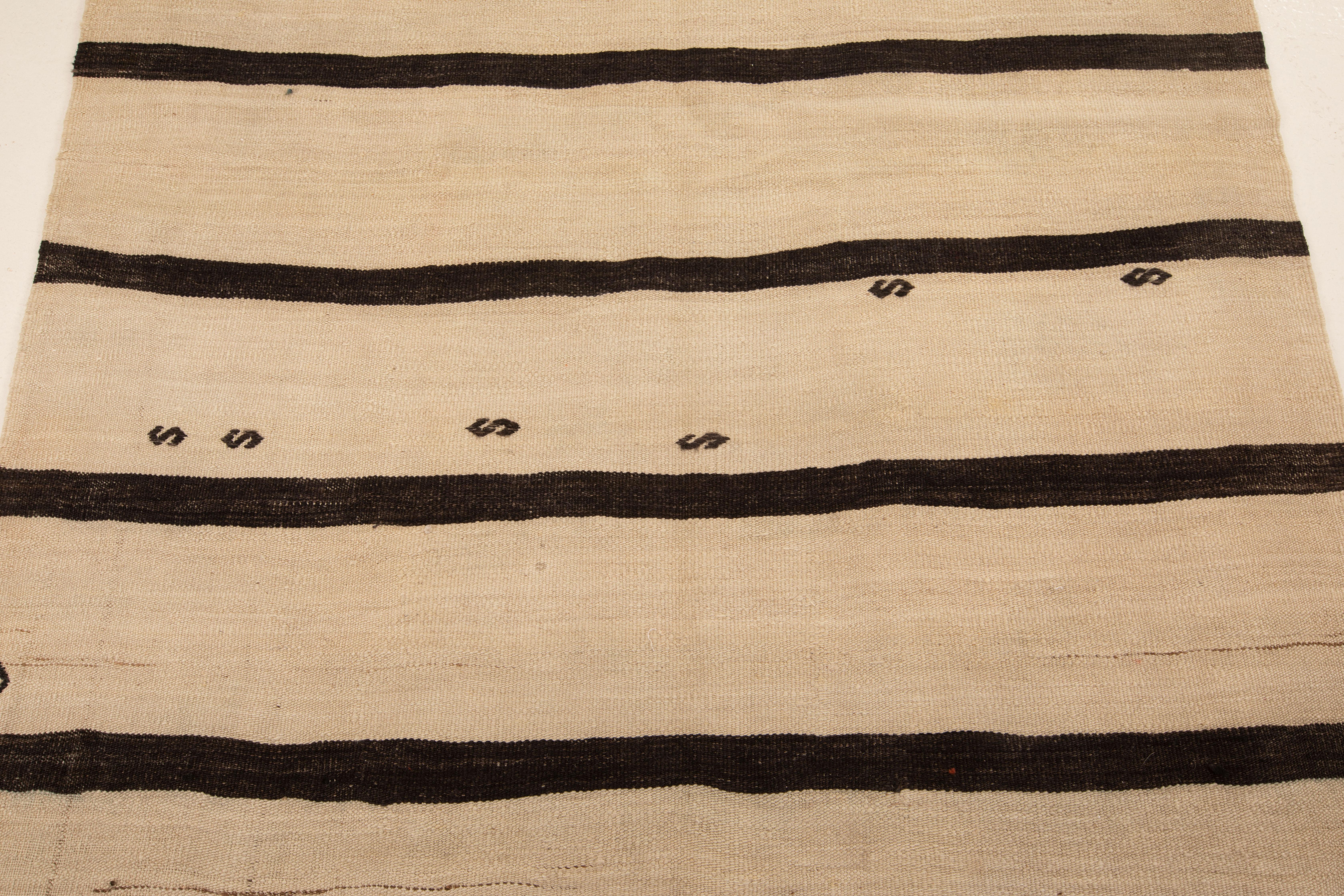 Tissé à la main Tapis de couloir Kilim anatolien neutre, années 1960 en vente