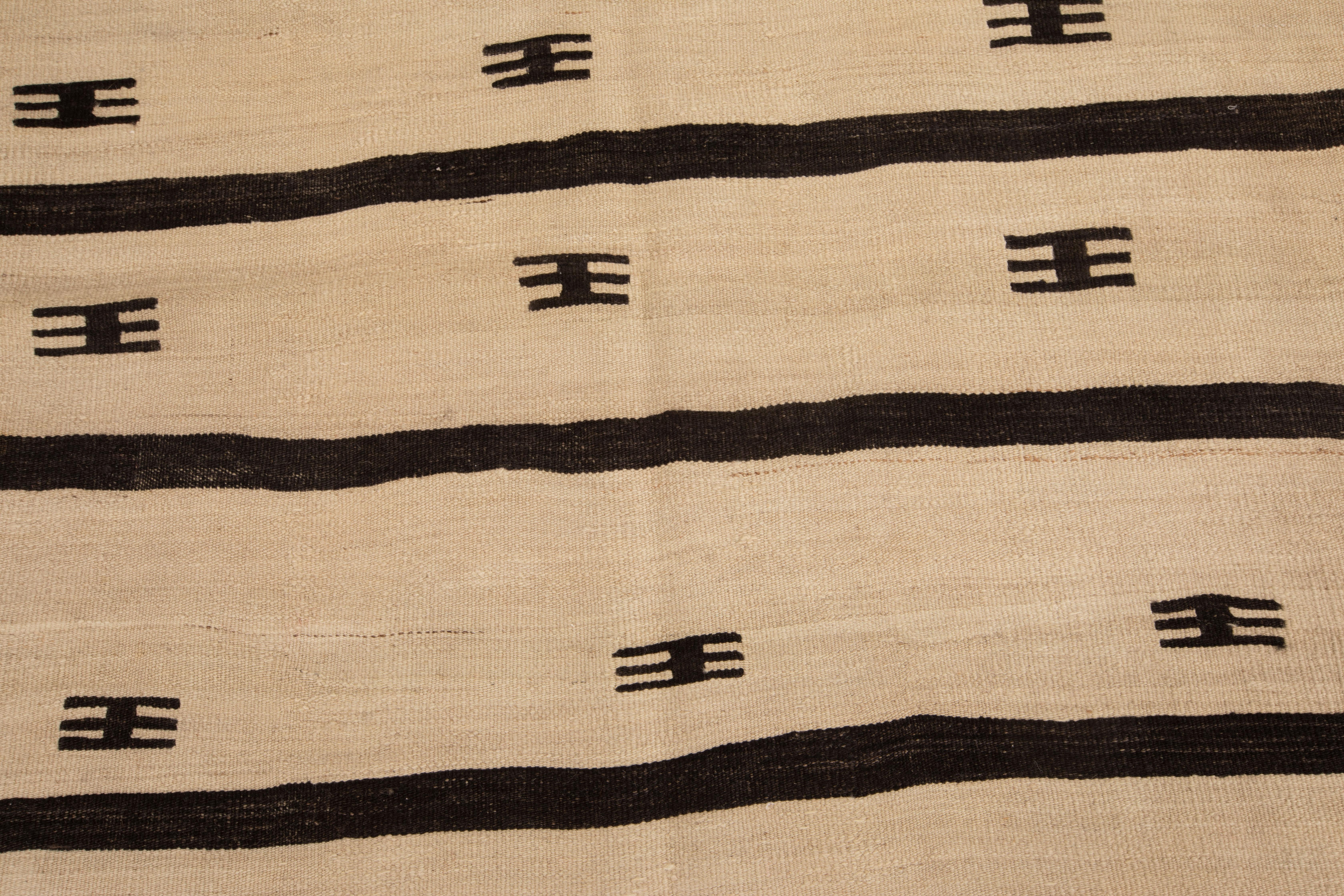 20ième siècle Tapis de couloir Kilim anatolien neutre, années 1960 en vente