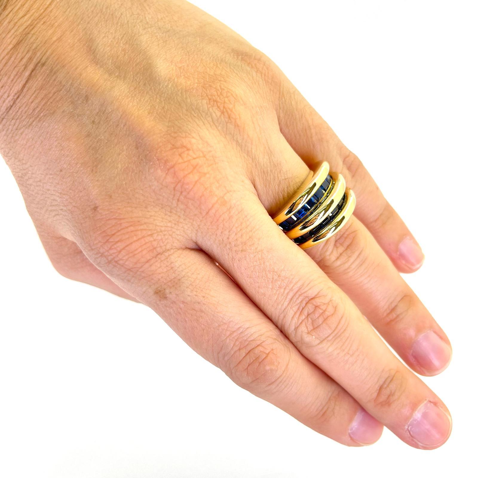Bague dôme en or jaune 18 carats comprenant 18 saphirs carrés en serti clos totalisant environ 2,00 carats. Taille du doigt 6.25. Comprend un service de dimensionnement sur demande, avant l'expédition. Le poids fini est de 17,2 grammes.
