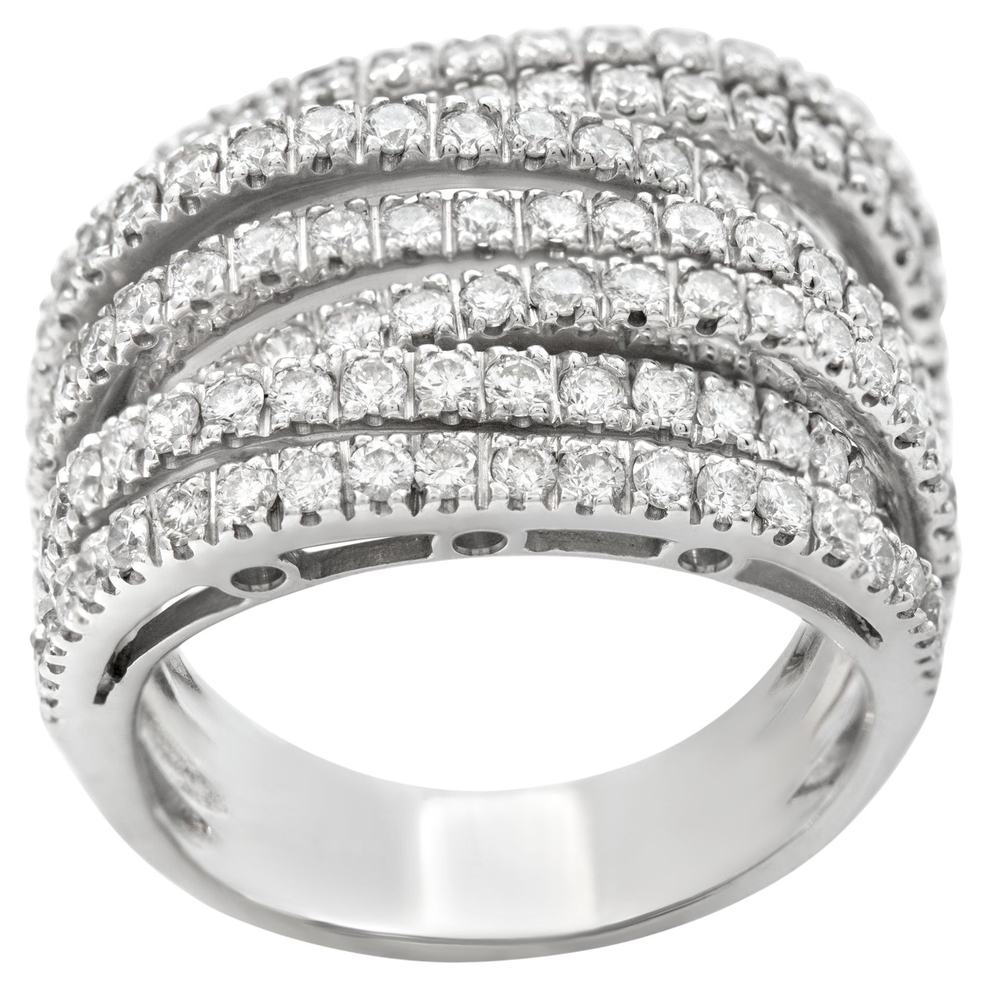 Bague large à sept rangs de diamants ronds de taille brillant en or blanc en vente