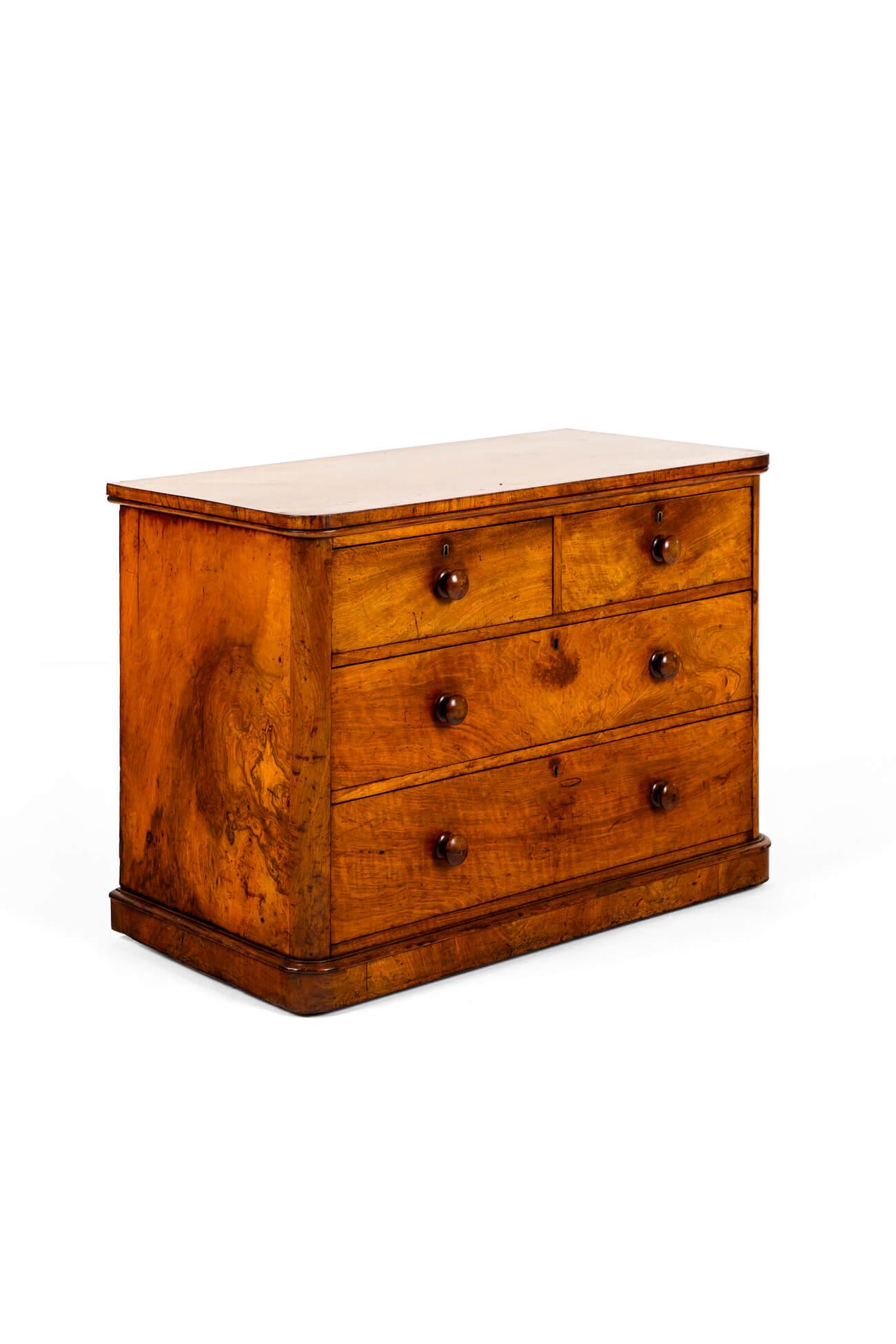 Une commode victorienne bien proportionnée en bouleau satiné avec un arrangement de deux tiroirs courts sur deux tiroirs longs.

Les tiroirs sont dotés de poignées d'origine, de serrures et d'écussons en laiton, tous surélevés sur un socle en bois. 