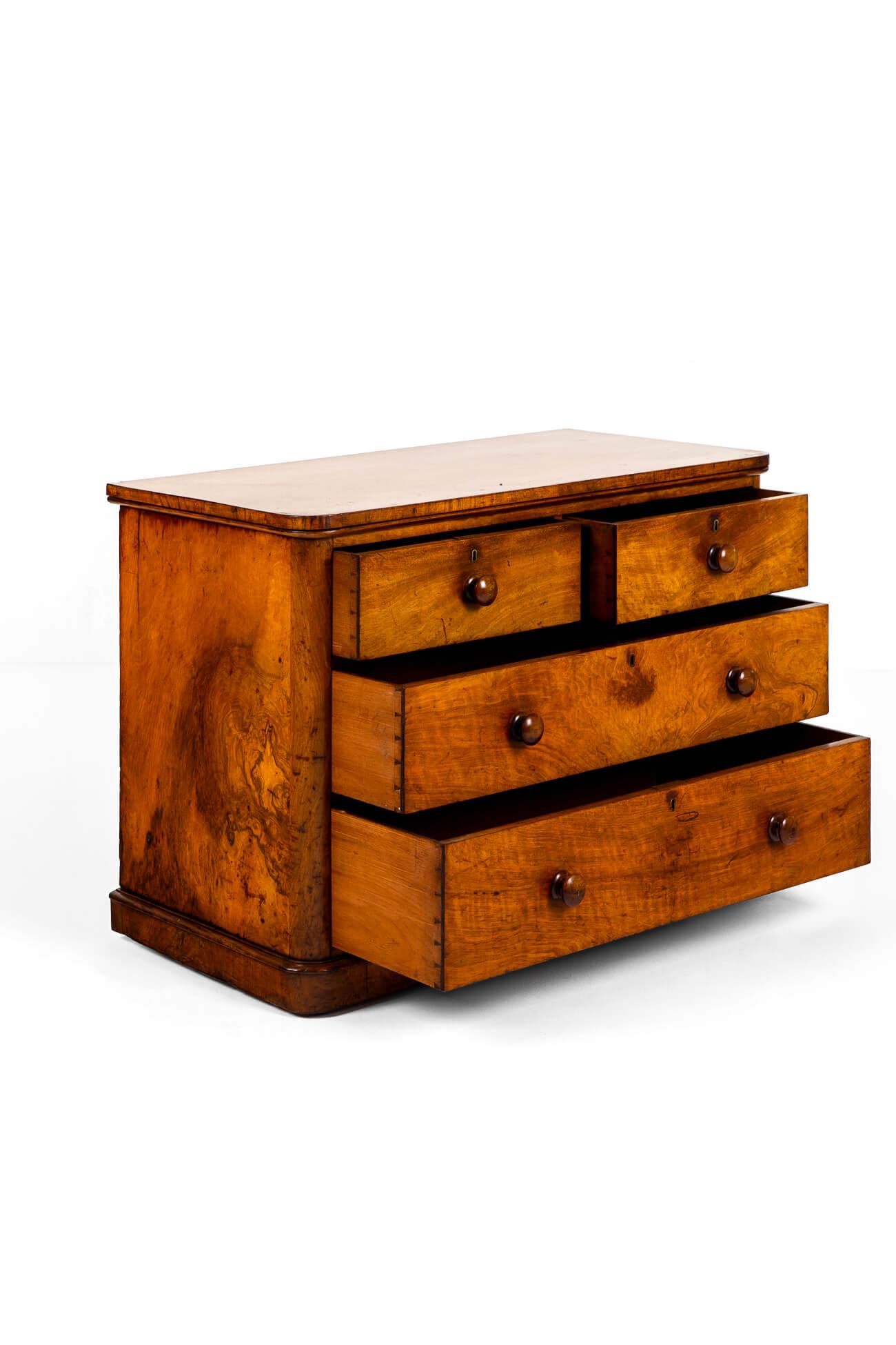 Apogée victorien Commode de forme large en satin et bouleau