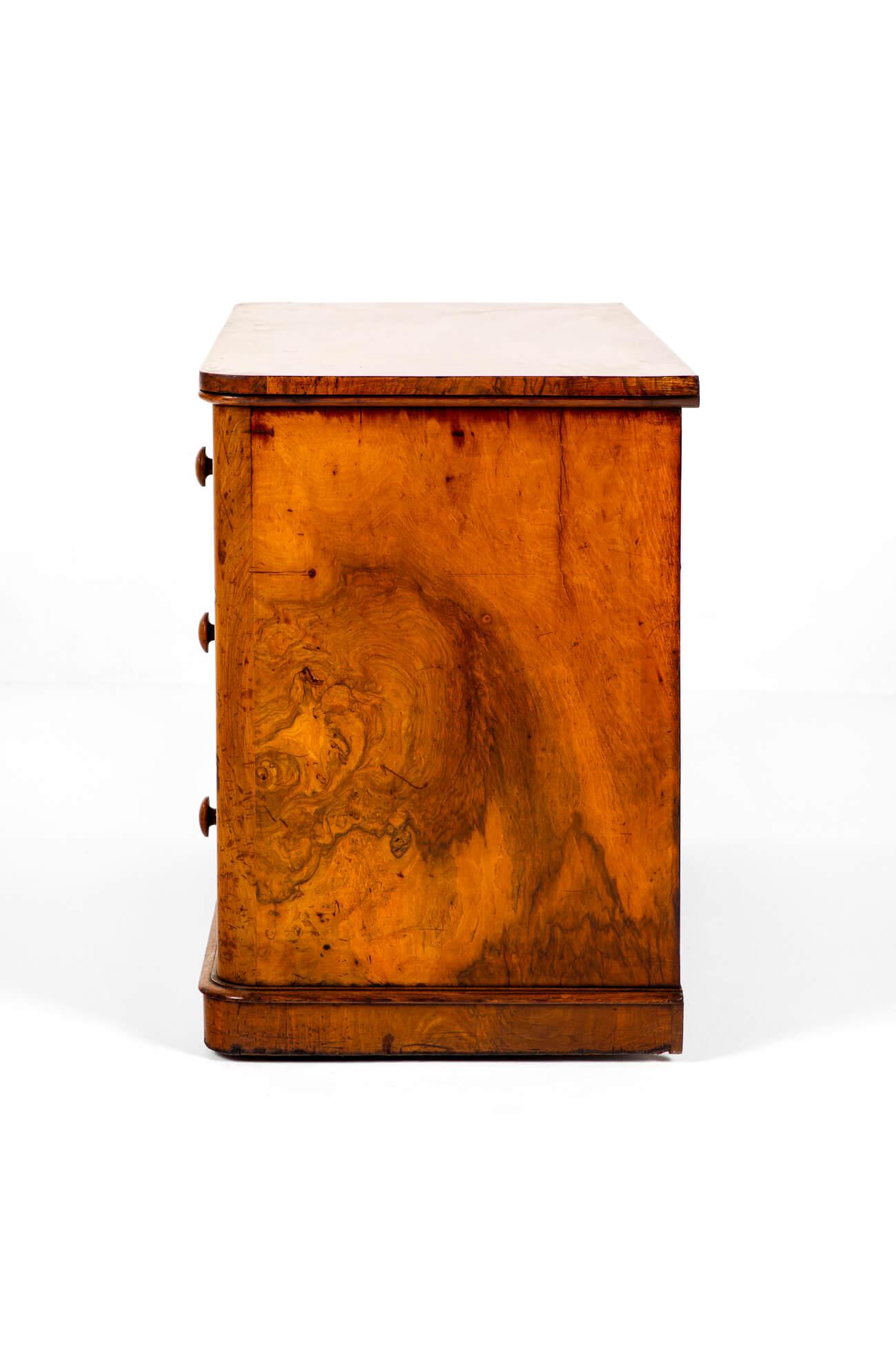 Fait main Commode de forme large en satin et bouleau