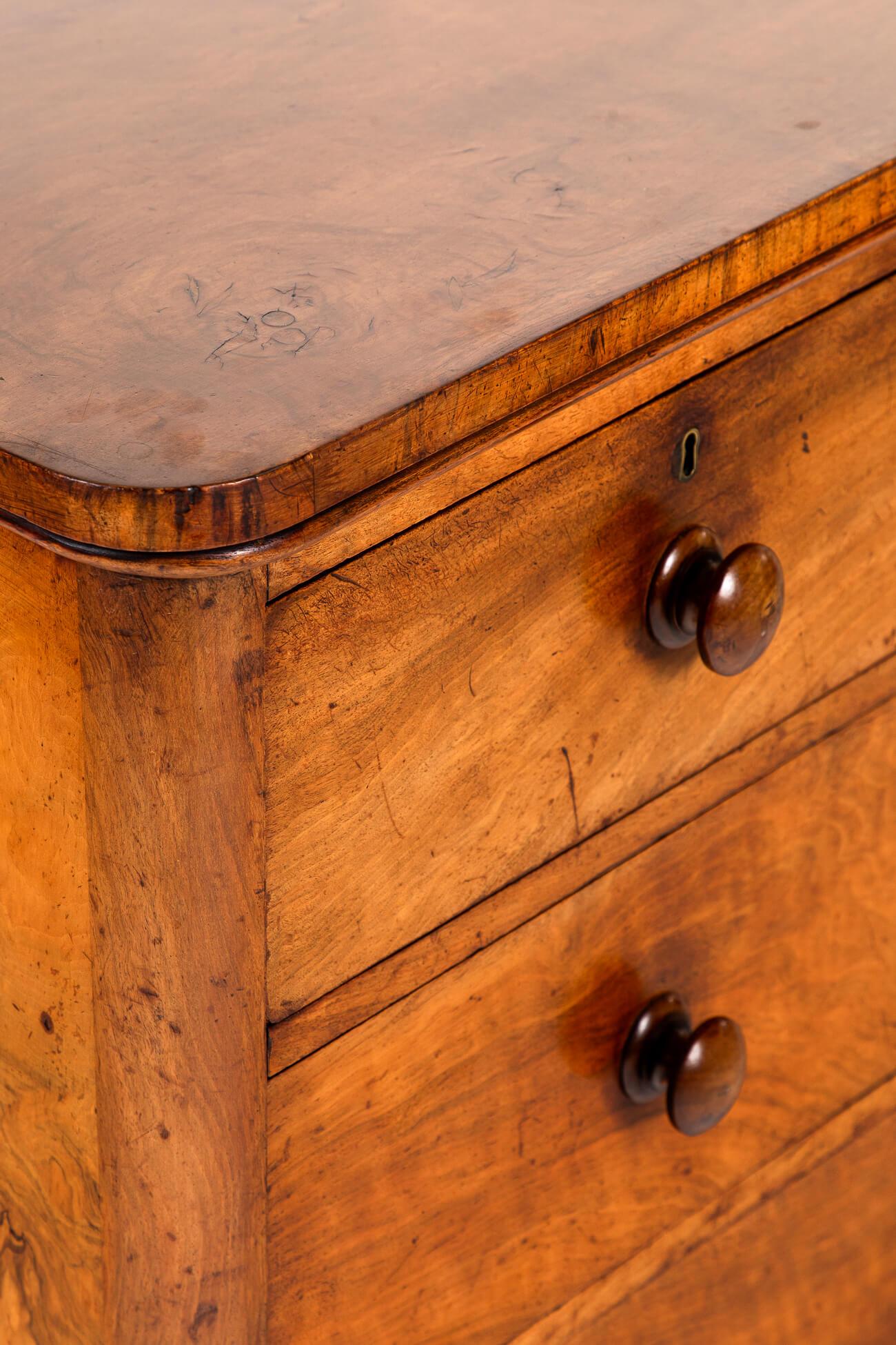 Commode de forme large en satin et bouleau 1