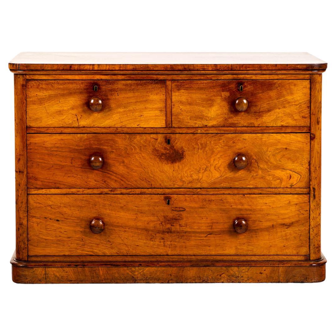 Commode de forme large en satin et bouleau