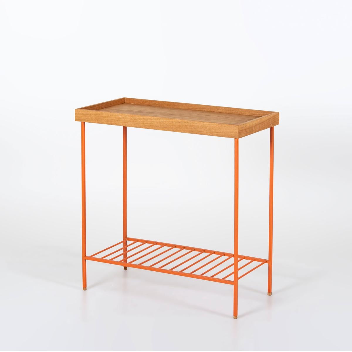 Der Beistelltisch der Serie EDGE mit seinen Metalllatten bringt mit seinem modernen und minimalistischen Design sowohl Ästhetik als auch Funktionalität in Ihren Raum. Die Harmonie zwischen der Tischplatte aus massiver Eiche und den farbigen