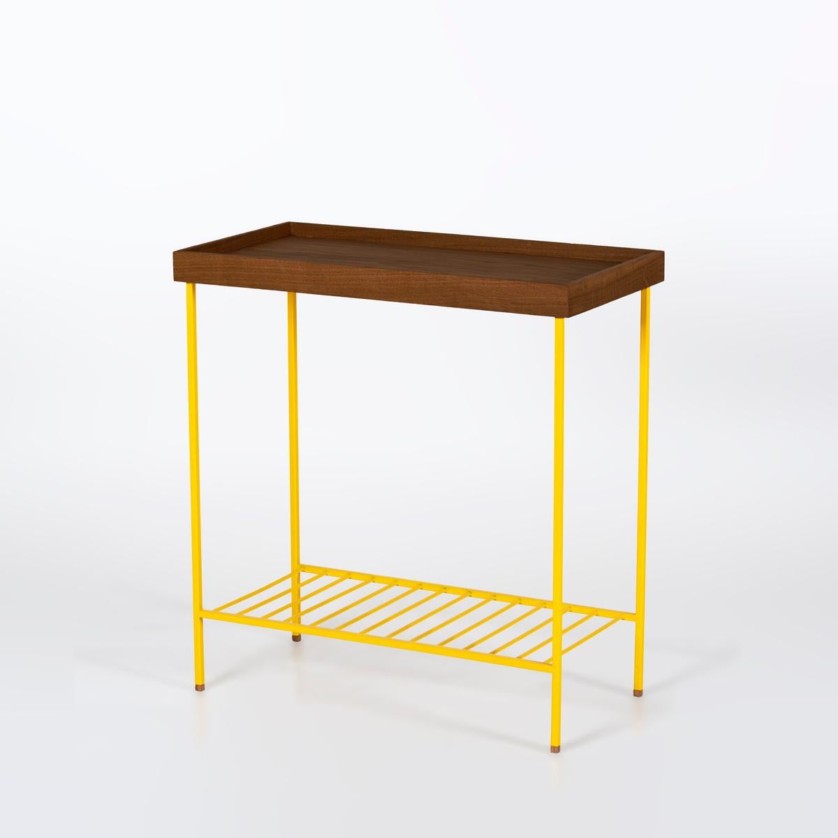 La table d'appoint de la série EDGE avec des détails de pieds en lamelles métalliques apporte à la fois esthétisme et fonctionnalité à votre espace grâce à son design moderne et minimaliste. L'harmonie entre le plateau en chêne massif et les pieds