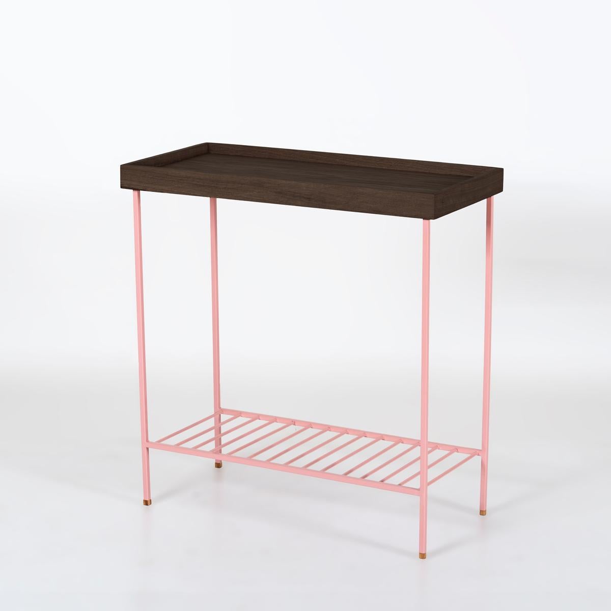 La table d'appoint de la série EDGE avec des détails de pieds en lamelles métalliques apporte à la fois esthétisme et fonctionnalité à votre espace grâce à son design moderne et minimaliste. L'harmonie entre le plateau en chêne massif et les pieds